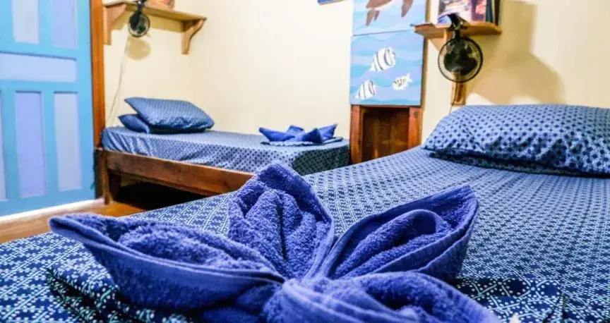Single Bed in Mixed Dormitory Room in Roatan Backpackers' Hostel Single Bed in Mixed Dormitory Room in Roatan Backpackers' Hostel