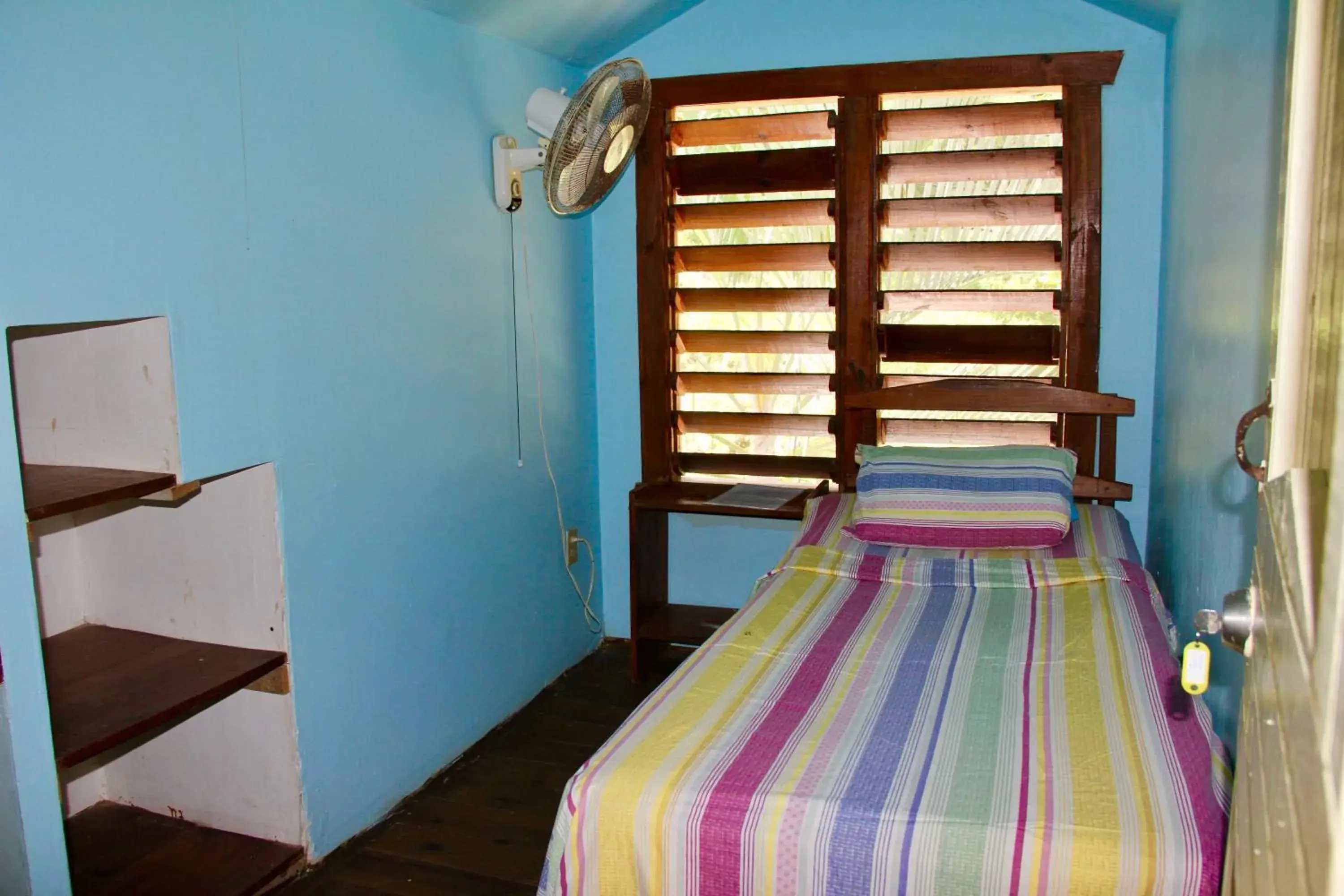 Single Room with Shared Bathroom - single occupancy in Roatan Backpackers' Hostel Single Room with Shared Bathroom - single occupancy in Roatan Backpackers' Hostel