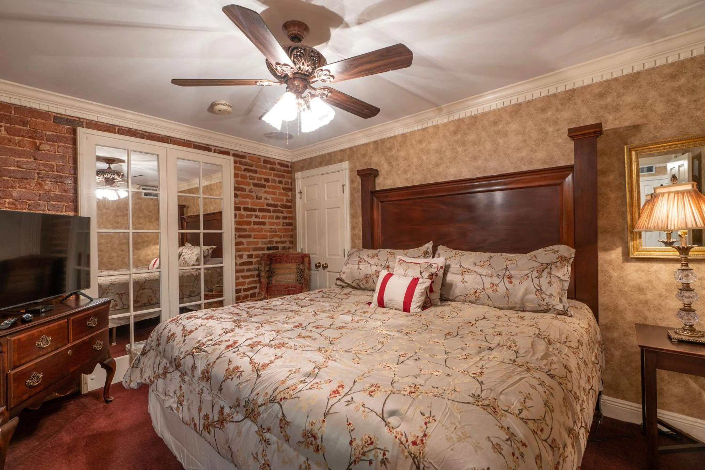 Bed in Quarter House Suites