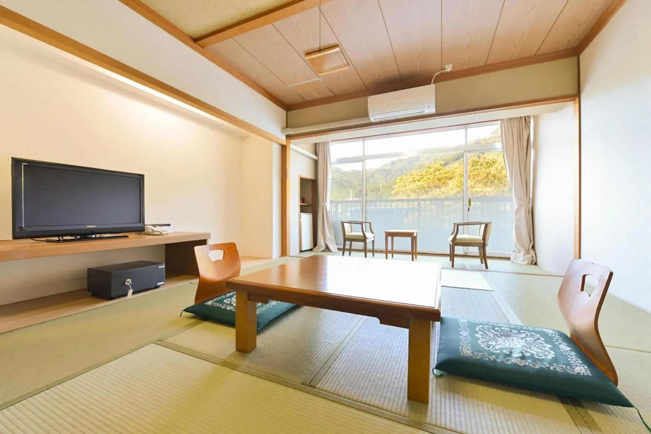 Economy Japanese-Style-Room - single occupancy - Non-Smoking - Shared Bathroom in Ooedo Onsen Monogatari Hotel Kinugawa Gyoen Economy Japanese-Style-Room - single occupancy - Non-Smoking - Shared Bathroom in Ooedo Onsen Monogatari Hotel Kinugawa Gyoen