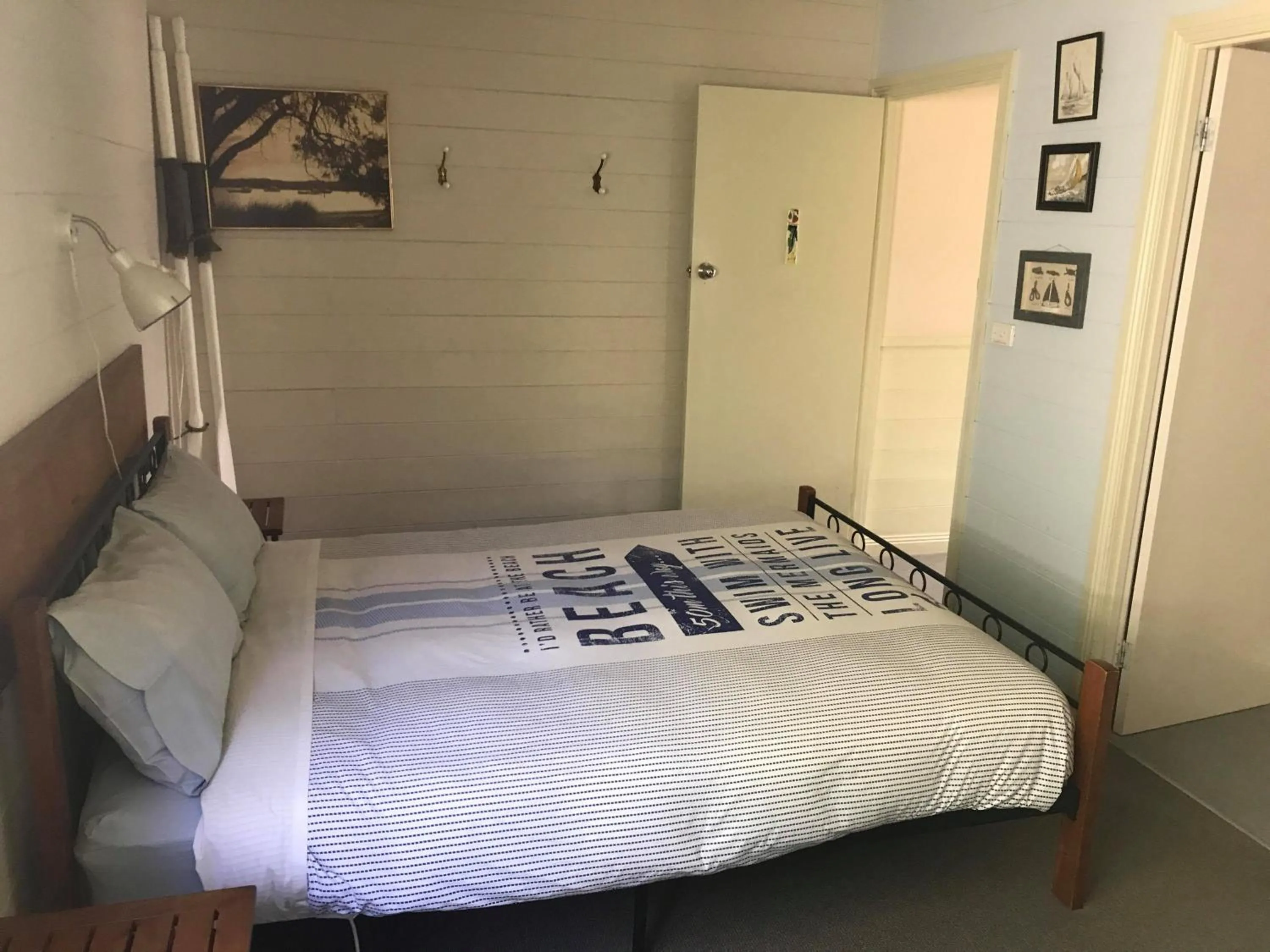Photo of the whole room, Bed in Port Campbell Guesthouse & Flash Packers