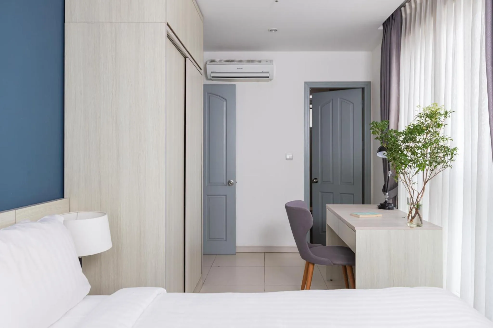 Seating area, Bed in Đô Thành Residence by DDH