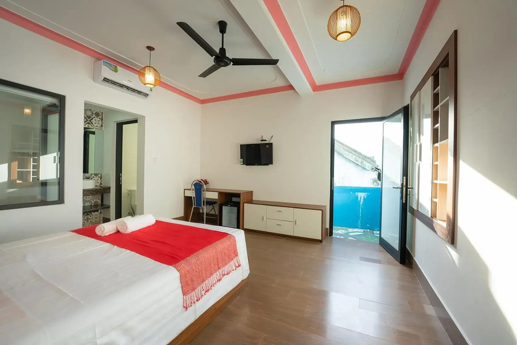 Deluxe Double Room in Hung Do Beach Homestay Deluxe Double Room in Hung Do Beach Homestay