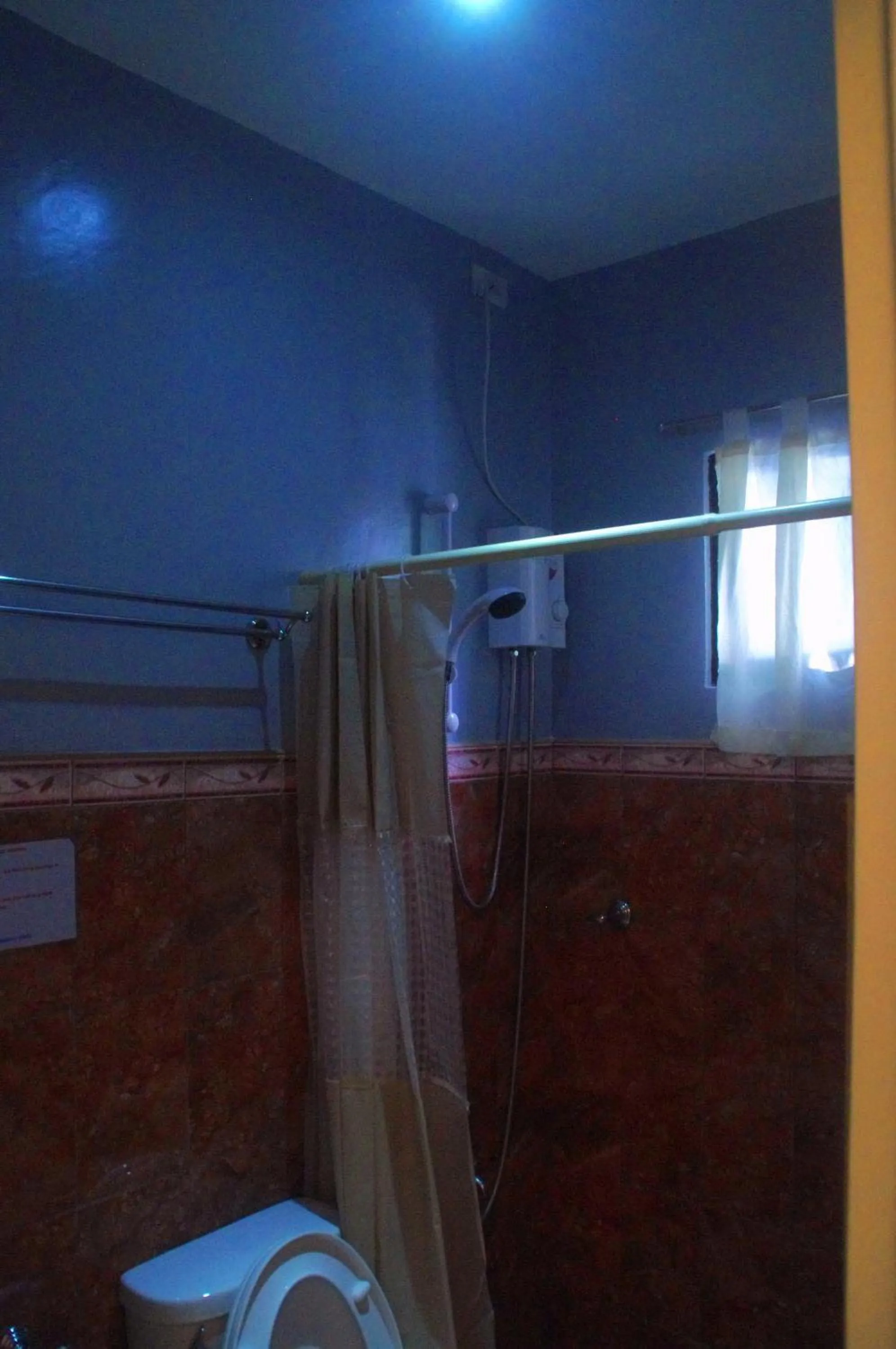 Shower in Pedz Cing Mango Lodge