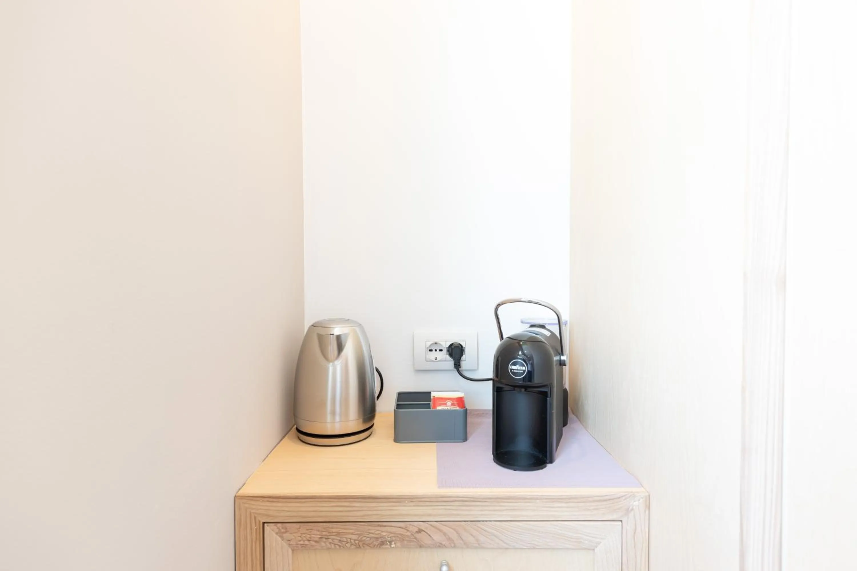 Coffee/tea facilities in Antares Rooms and Suites