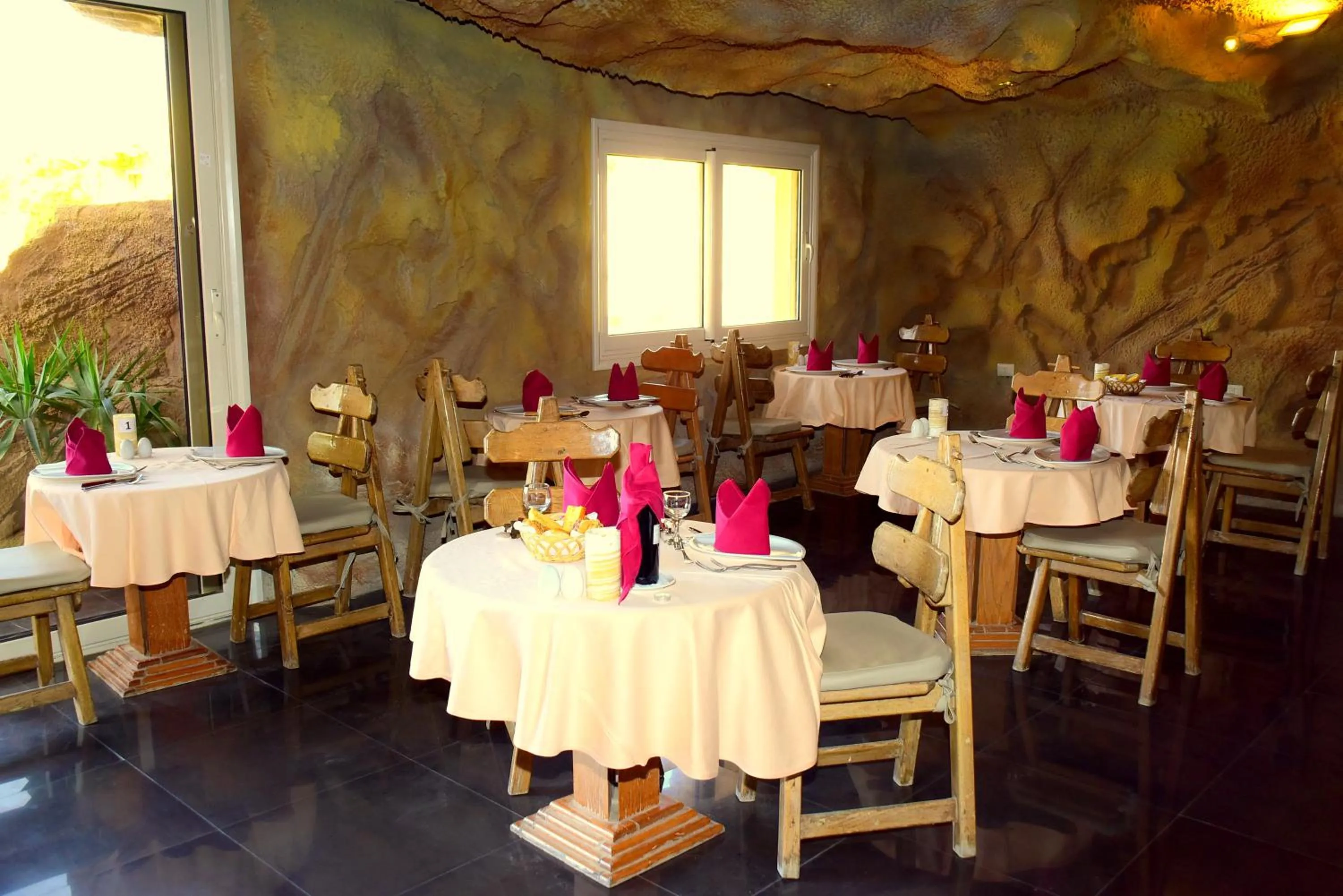 Restaurant/places to eat in Caves Beach Resort Adults Only