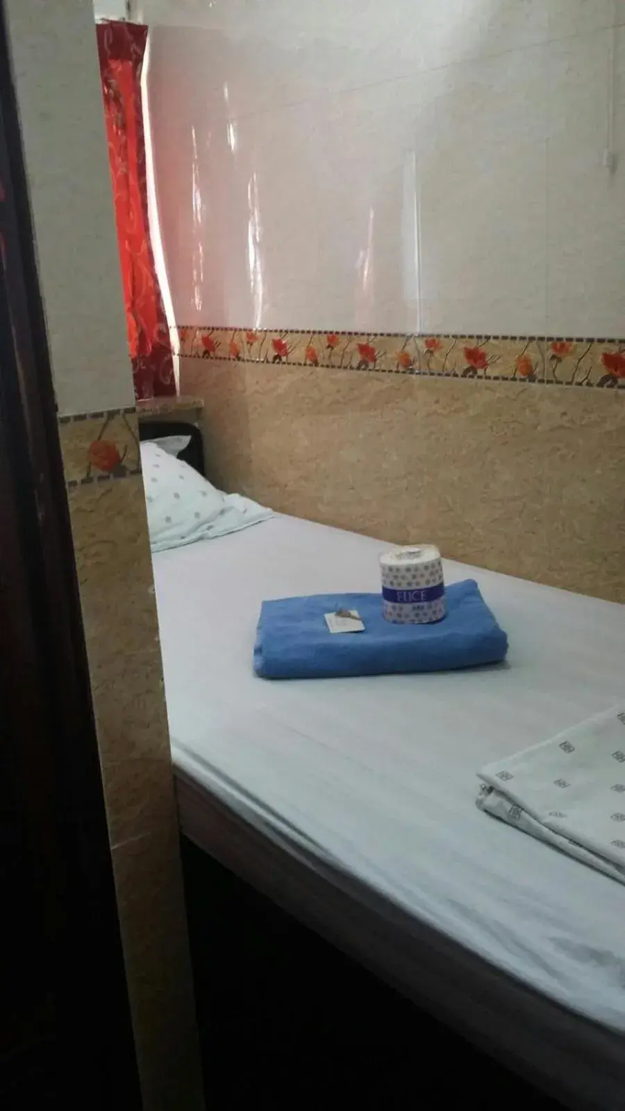 Single Room in Dutch Hostel Single Room in Dutch Hostel