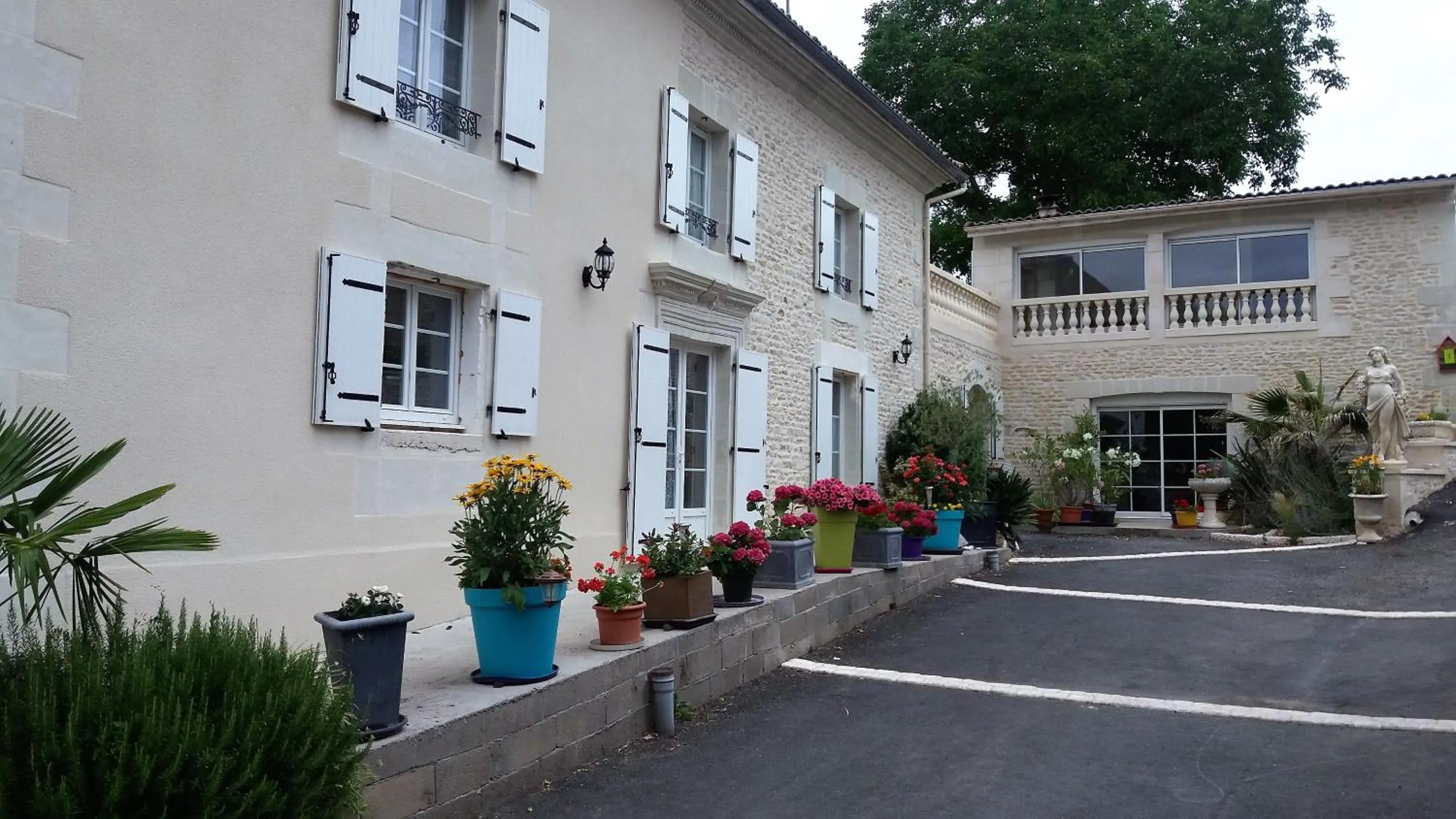 Facade/entrance in Chambre d'Hôtes Les Orchidées FUTUROSCOPE CHASSENEUIL POITIERS