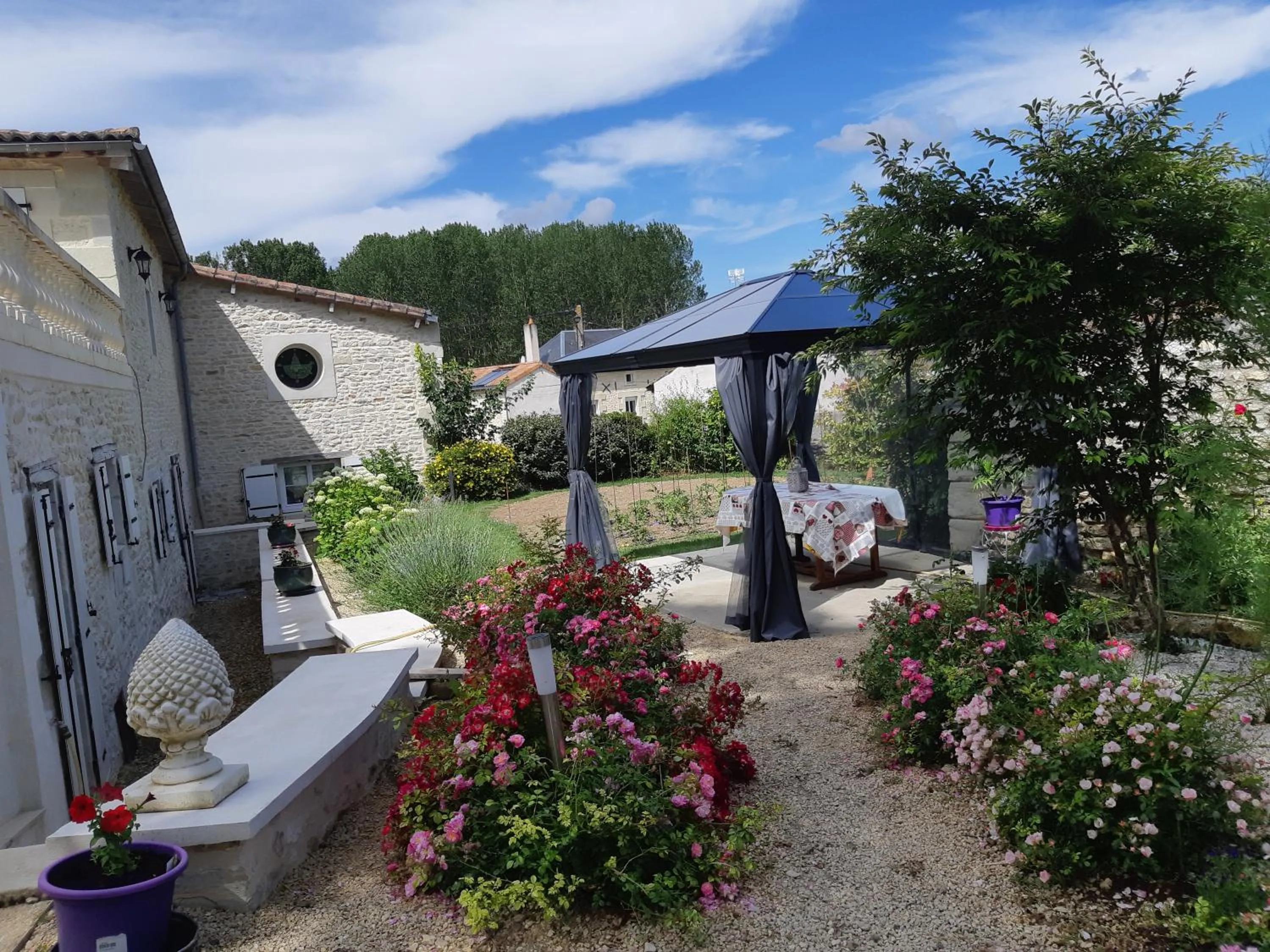 Garden in Chambre d'Hôtes Les Orchidées FUTUROSCOPE CHASSENEUIL POITIERS