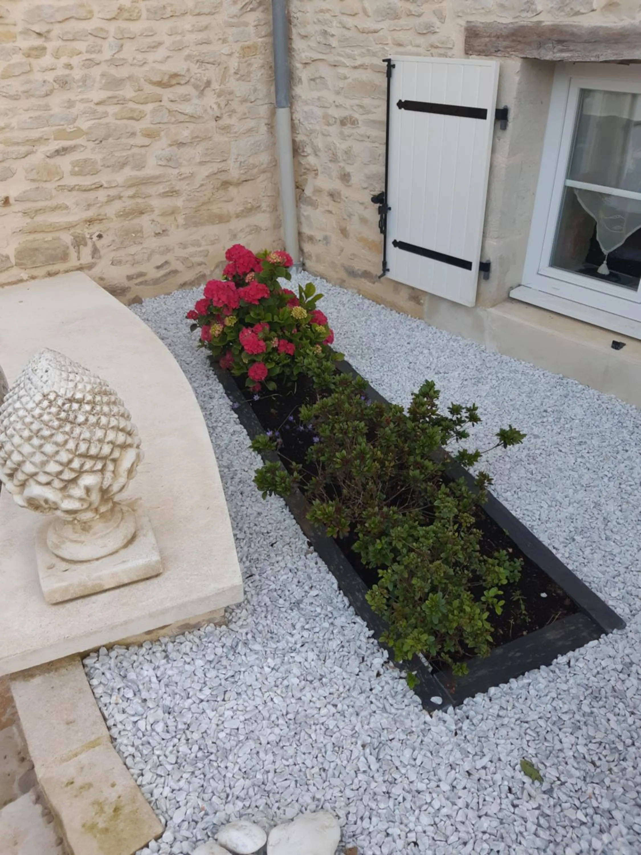 Garden in Chambre d'Hôtes Les Orchidées FUTUROSCOPE CHASSENEUIL POITIERS