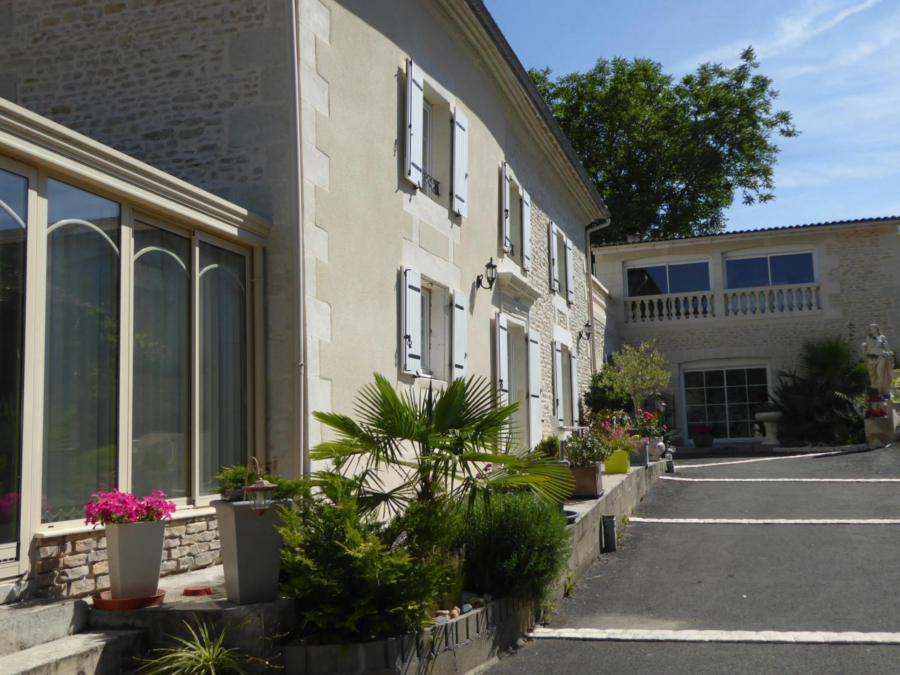Facade/entrance in Chambre d'Hôtes Les Orchidées FUTUROSCOPE CHASSENEUIL POITIERS