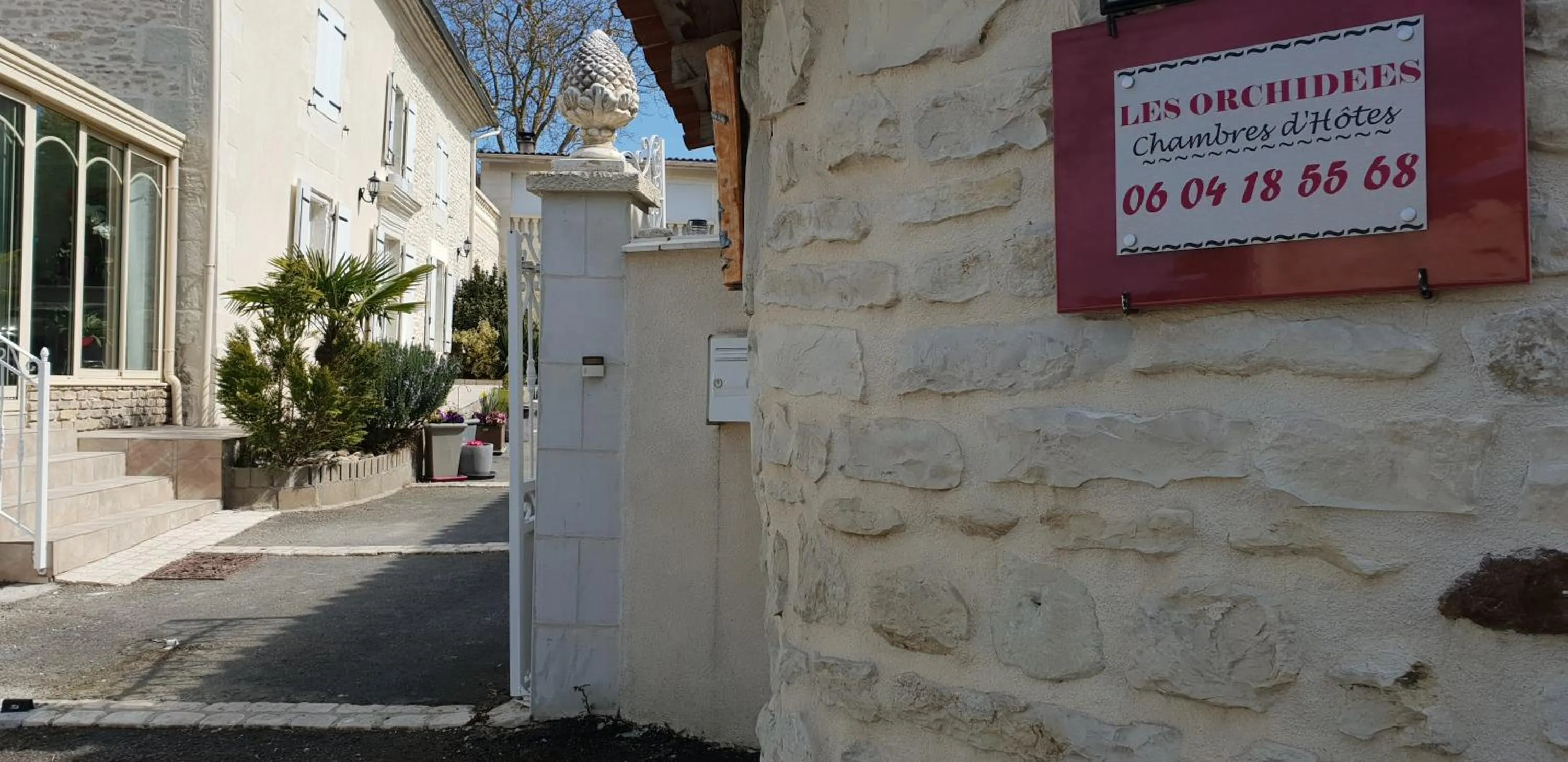 Facade/entrance in Chambre d'Hôtes Les Orchidées FUTUROSCOPE CHASSENEUIL POITIERS