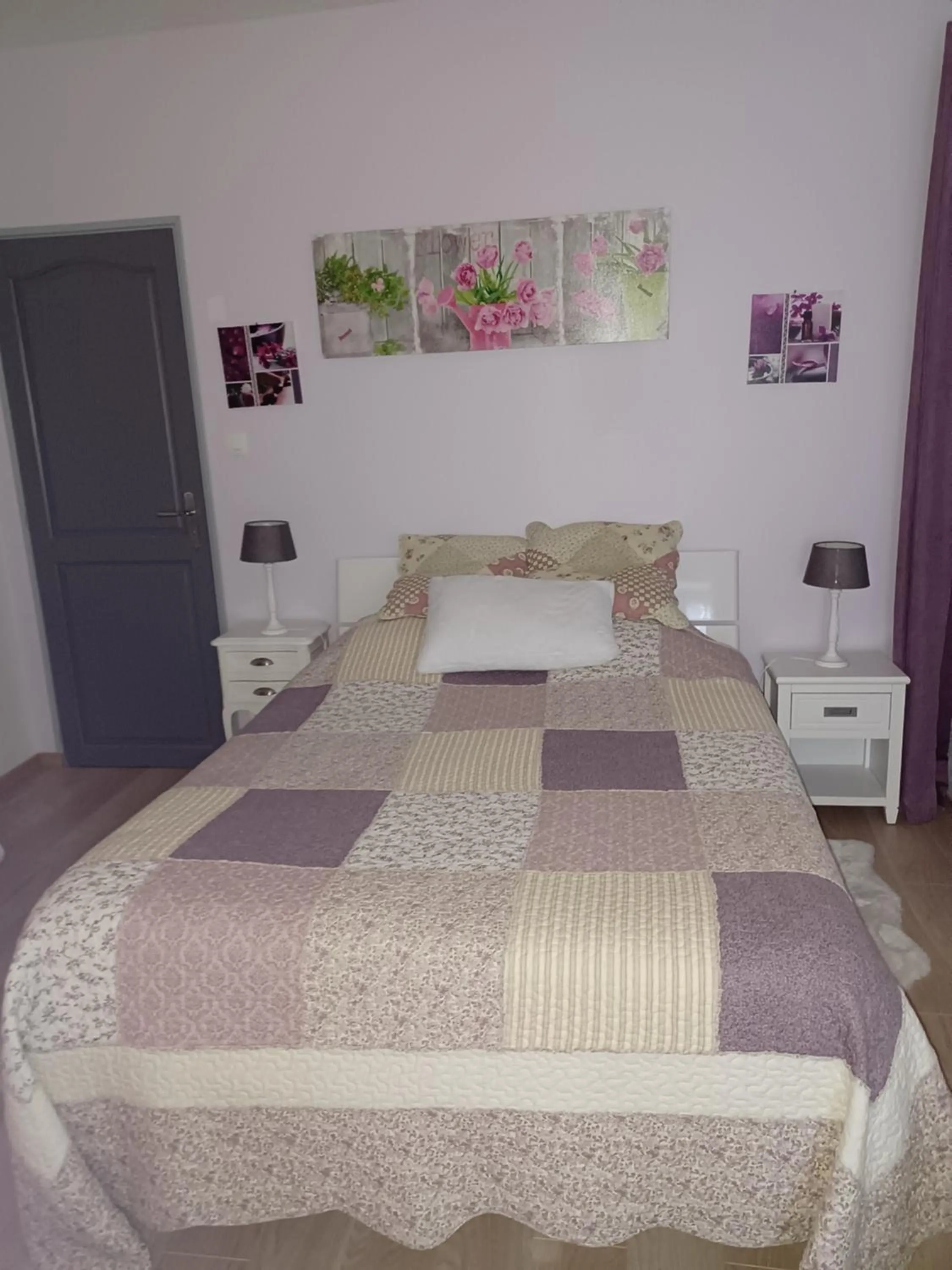 Bed in Chambre d'Hôtes Les Orchidées FUTUROSCOPE CHASSENEUIL POITIERS