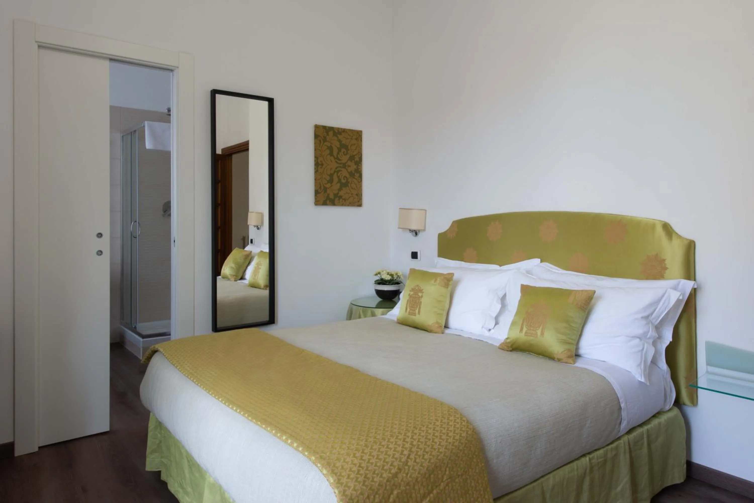 Photo of the whole room, Bed in L'Insolita Reggia