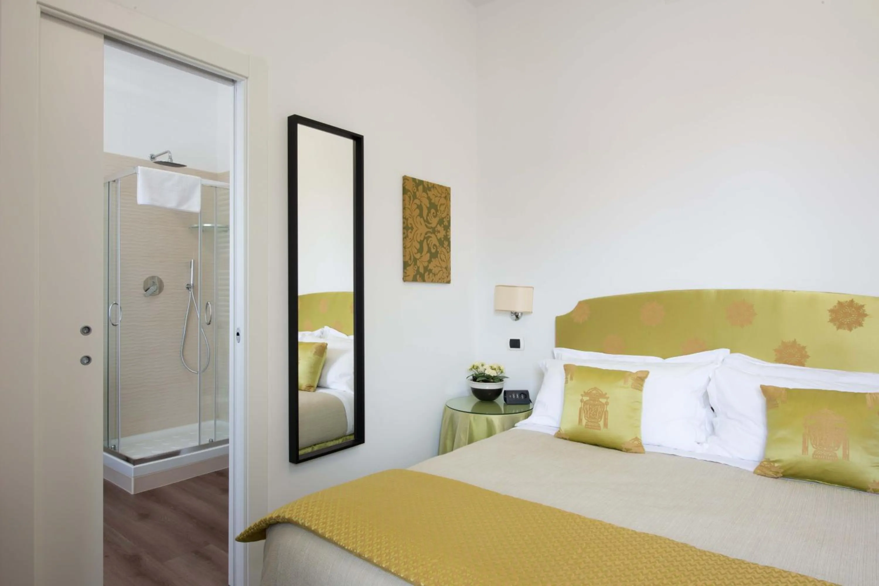 Photo of the whole room, Bed in L'Insolita Reggia