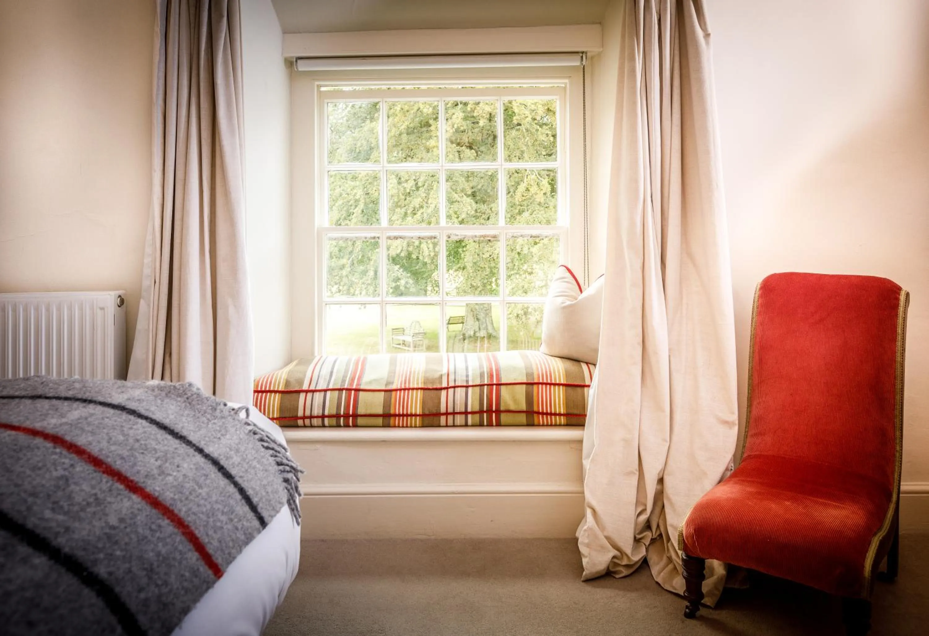 Seating area, Bed in Trewornan Manor