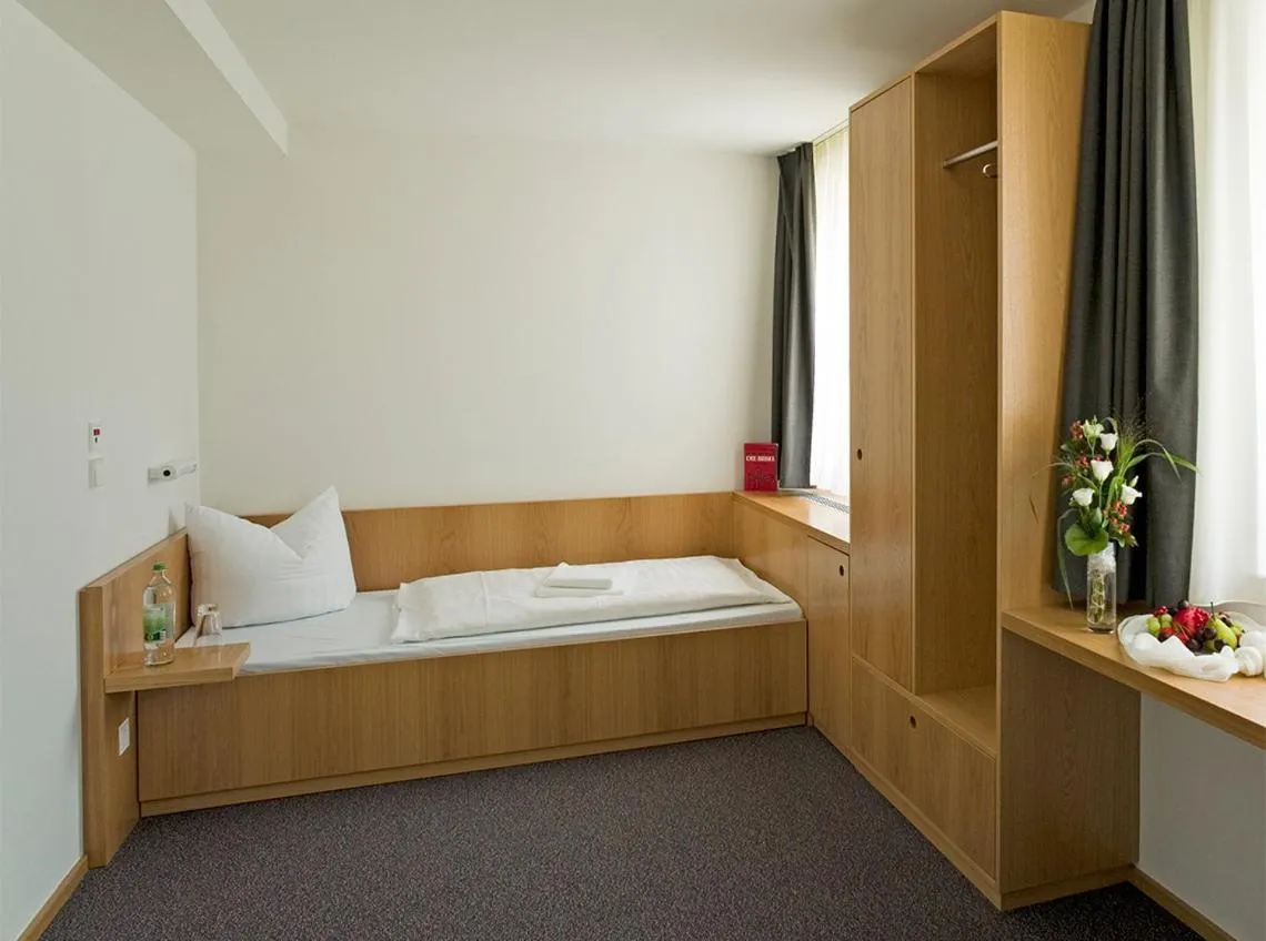 Photo of the whole room, Bed in Burkardushaus, Tagungszentrum am Dom