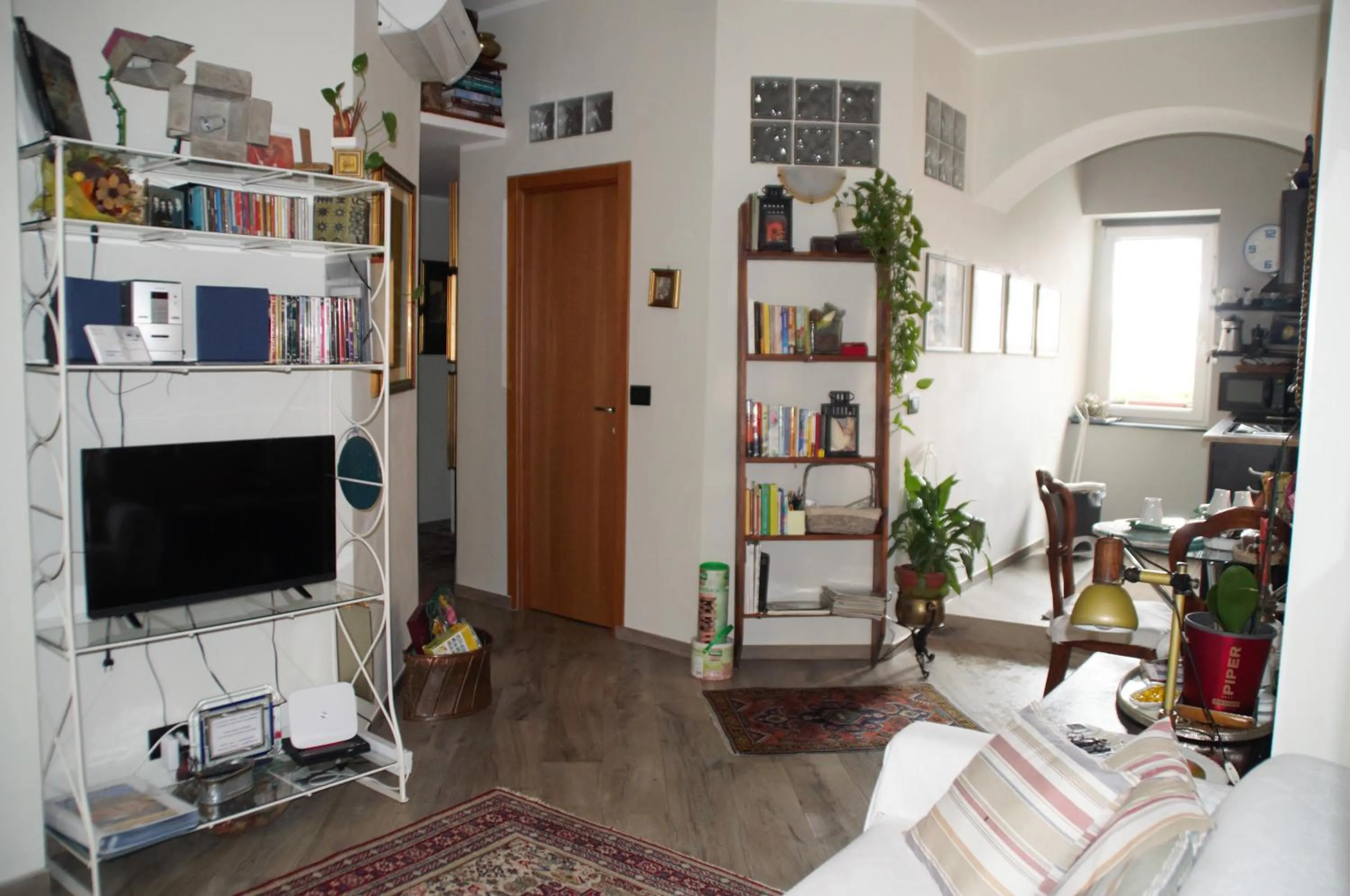 Communal lounge/ TV room in Ipazia House