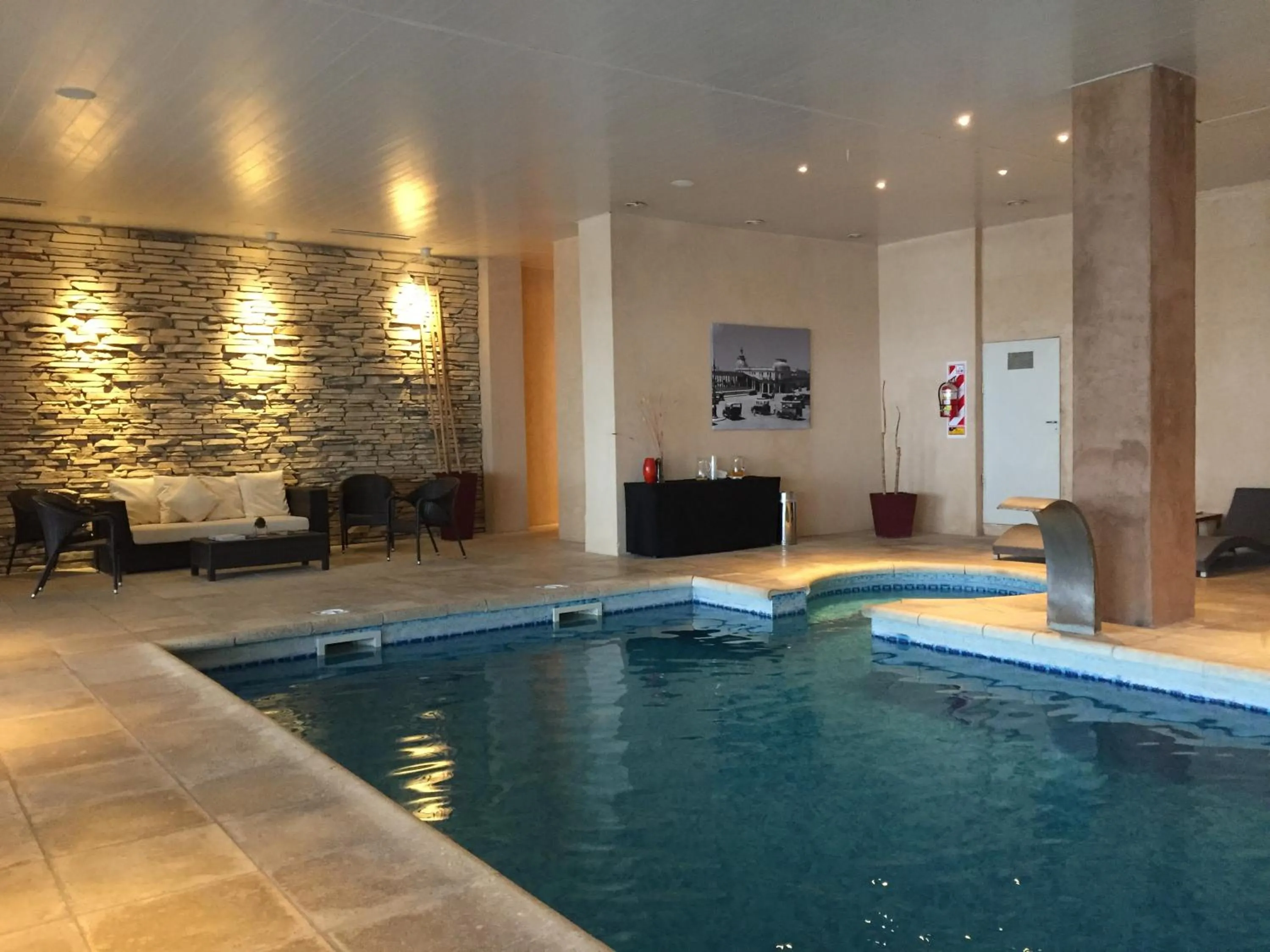 Swimming pool in NH Gran Hotel Provincial