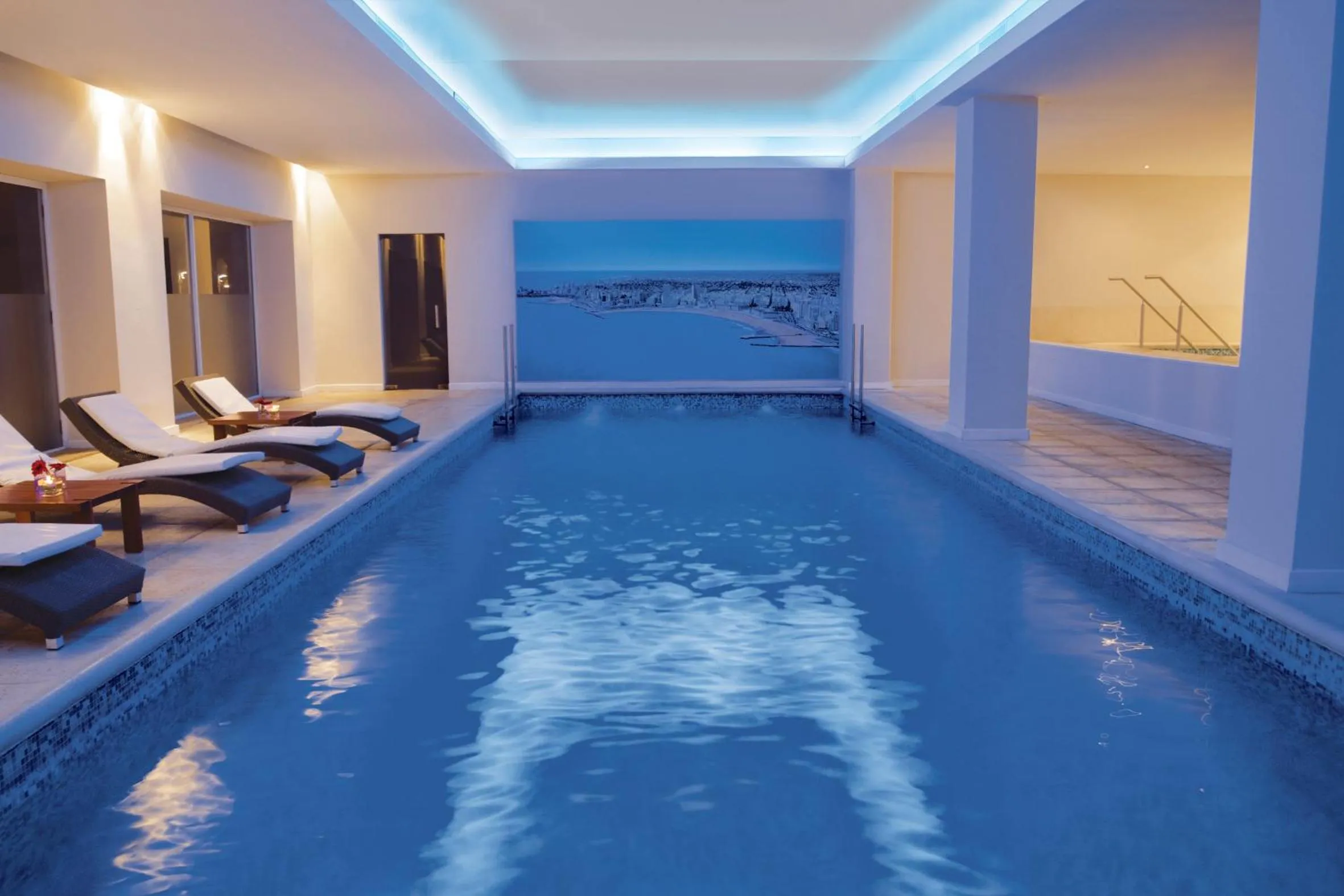 Swimming pool in NH Gran Hotel Provincial