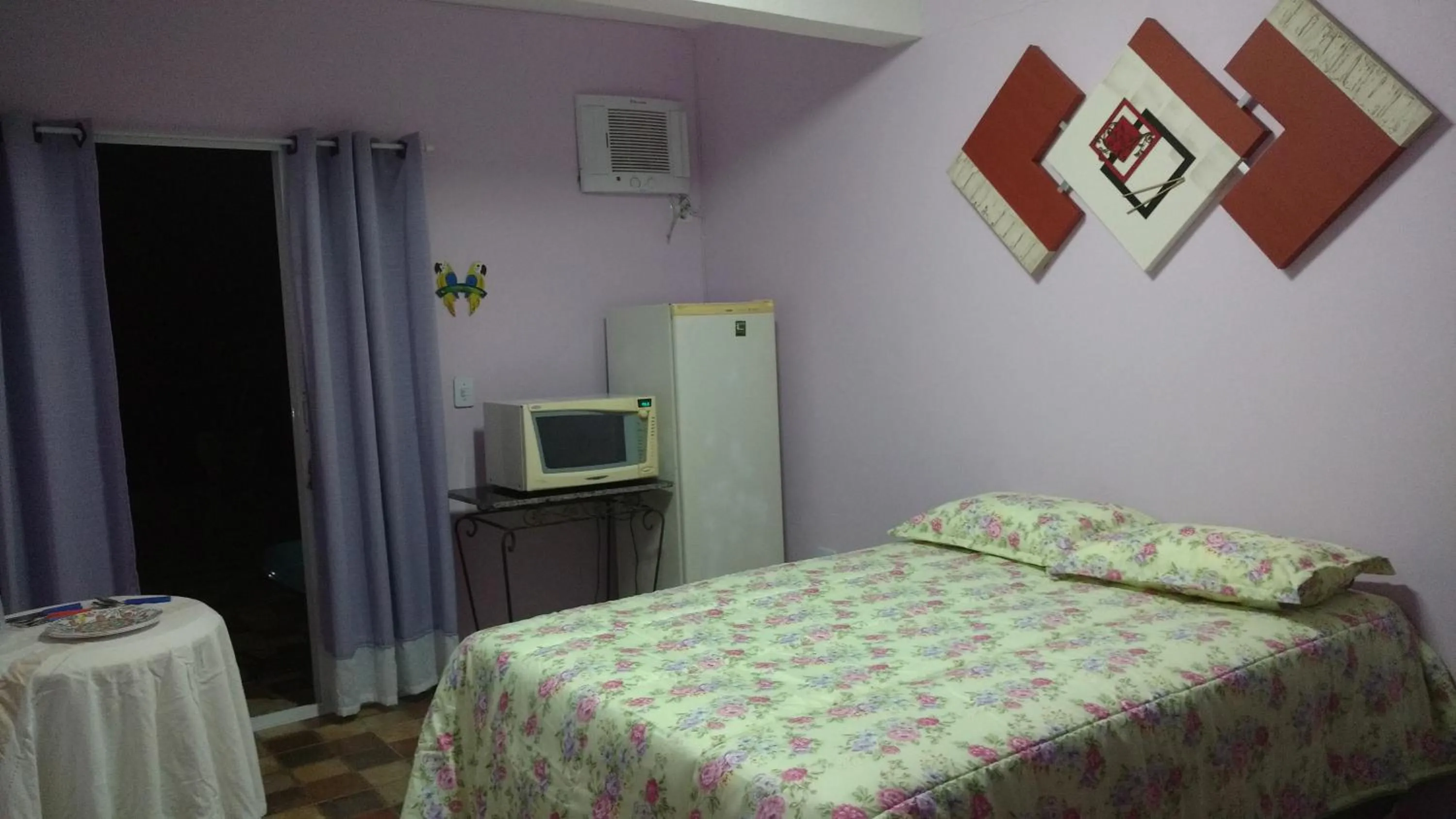 Kitchen or kitchenette, Bed in Suites Canto dos Passaros