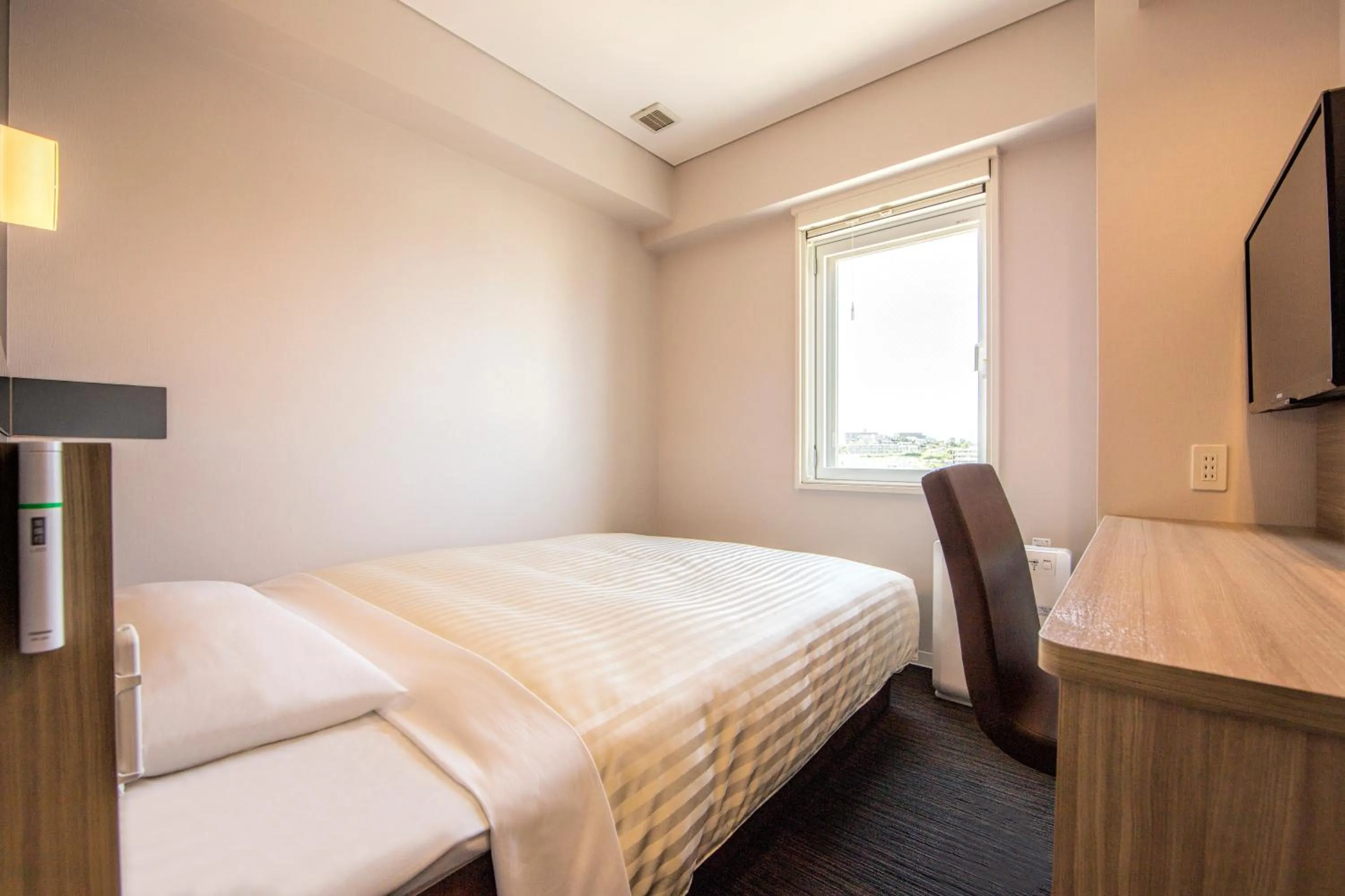 Bedroom, Bed in Super Hotel Totsuka Eki Higashiguchi