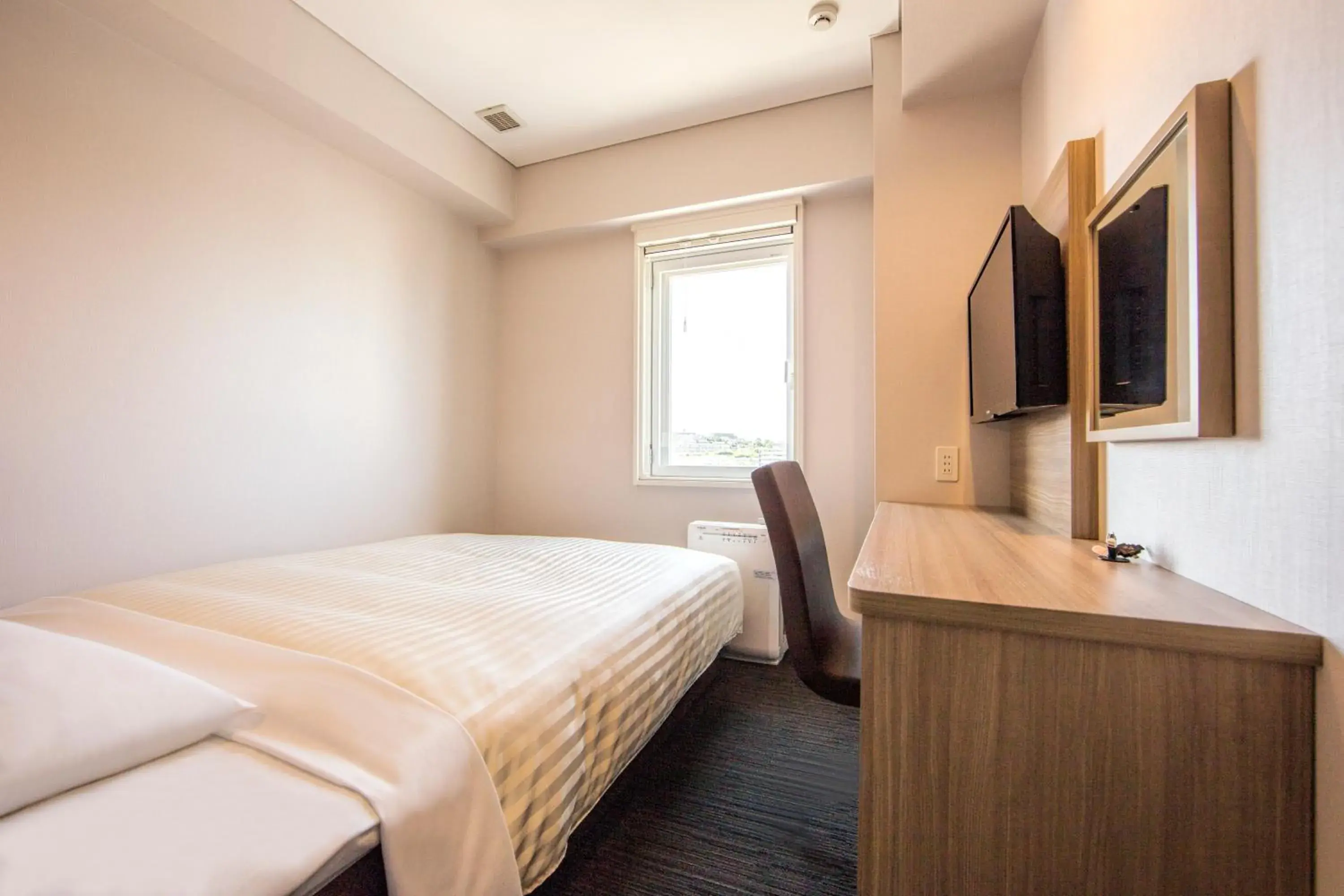 Bedroom, Bed in Super Hotel Totsuka Eki Higashiguchi Bedroom, Bed in Super Hotel Totsuka Eki Higashiguchi