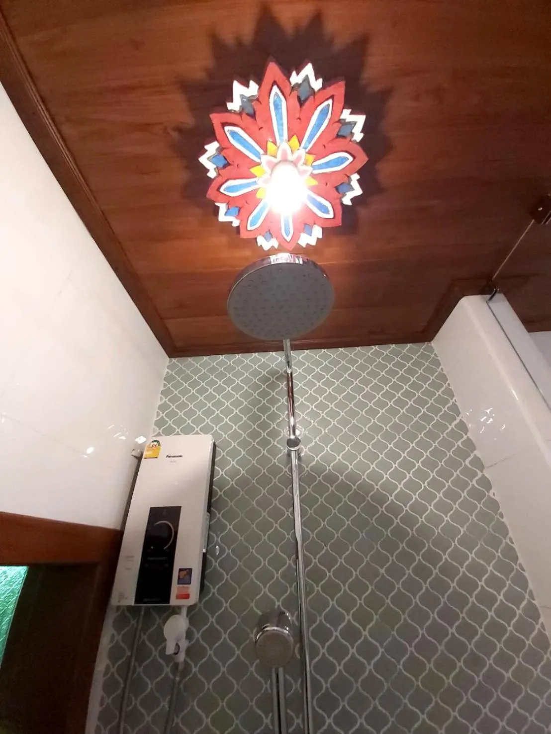 Shower in Baanthep Antique Homestay
