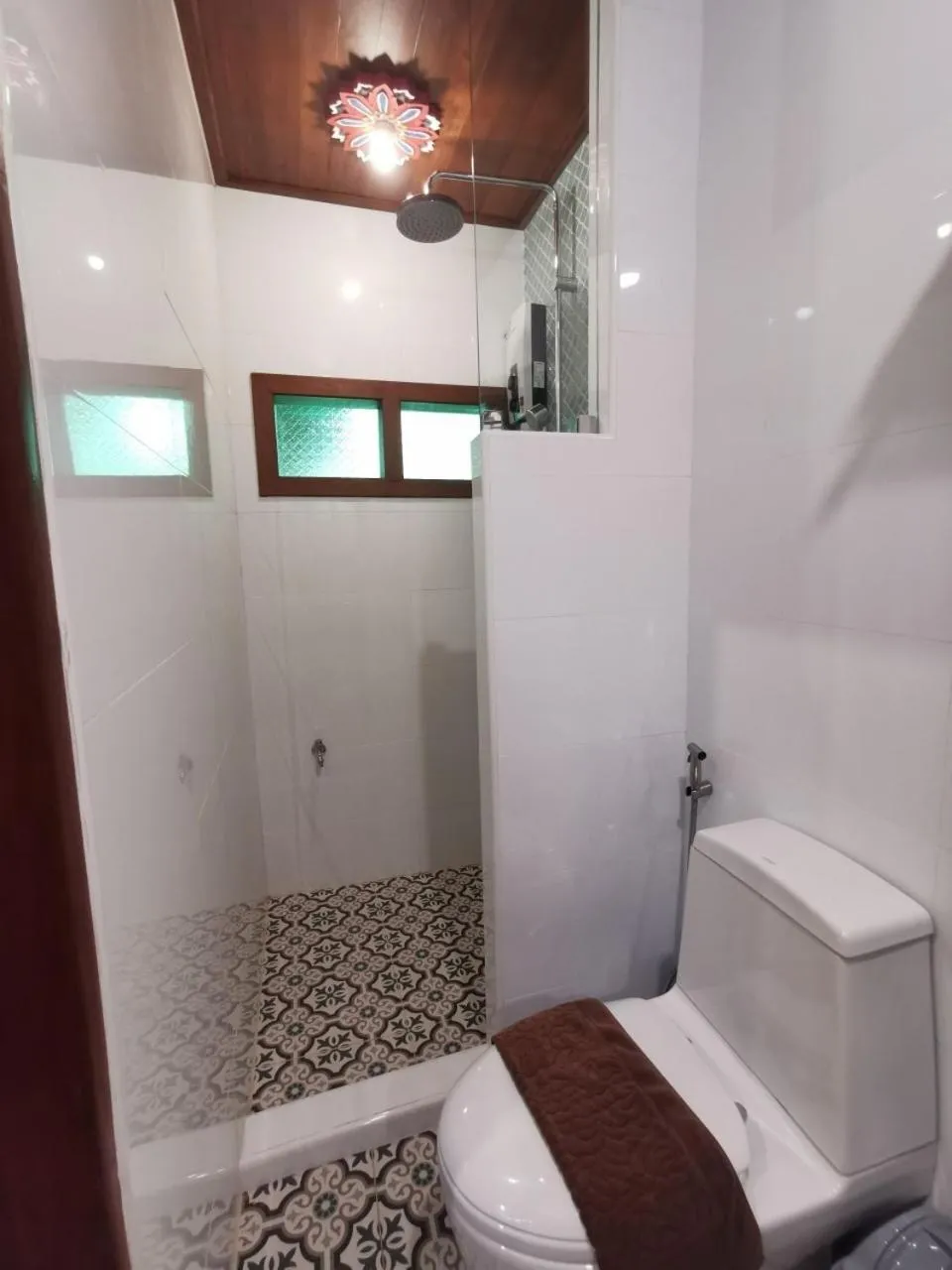 Shower in Baanthep Antique Homestay