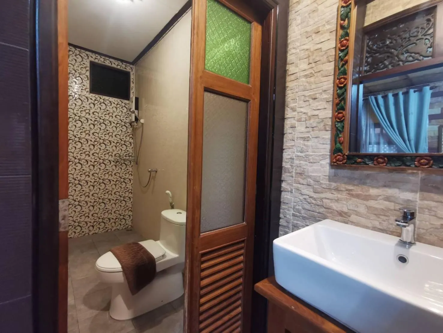 Shower in Baanthep Antique Homestay