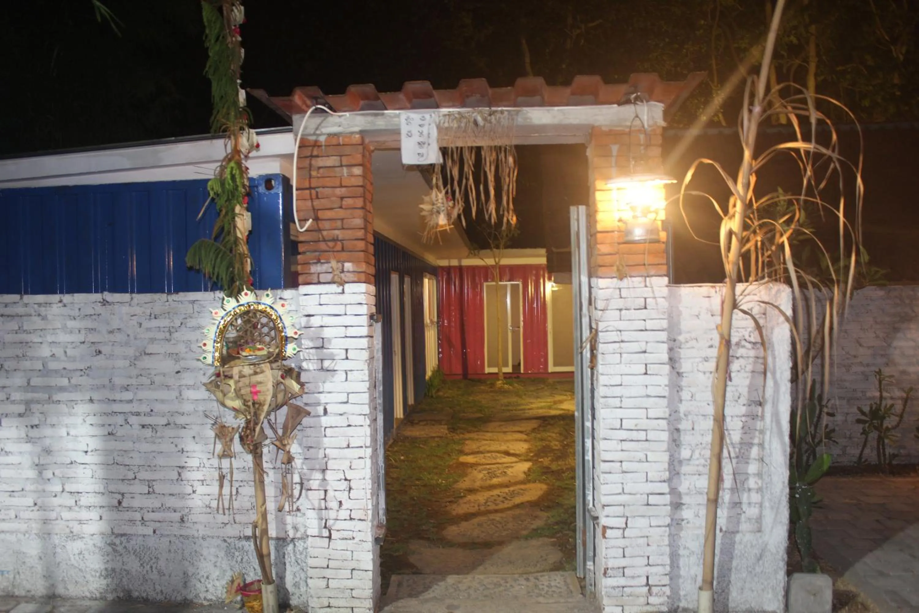 Facade/entrance in Kubu Container