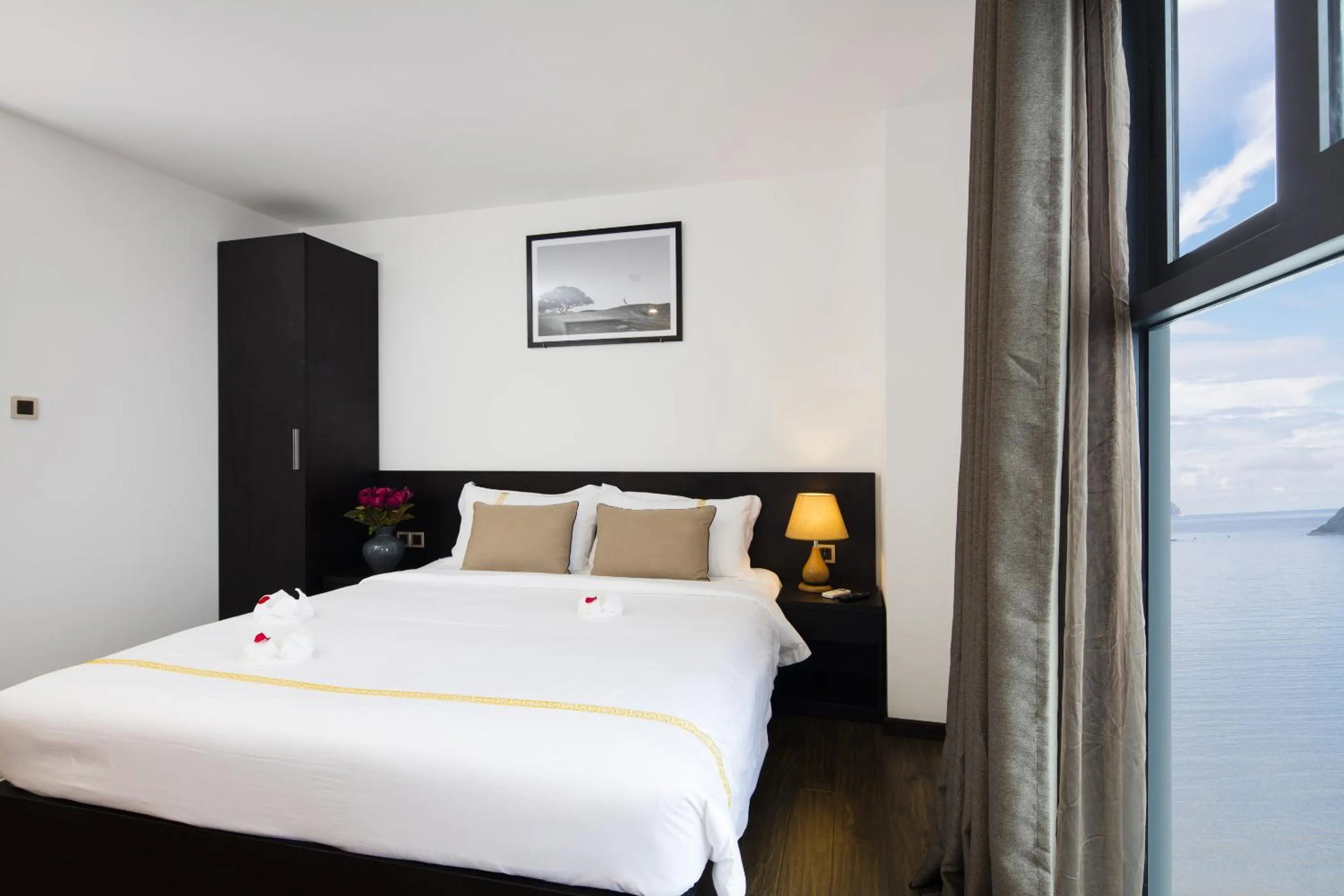 Sea view, Bed in La Sera Hotel