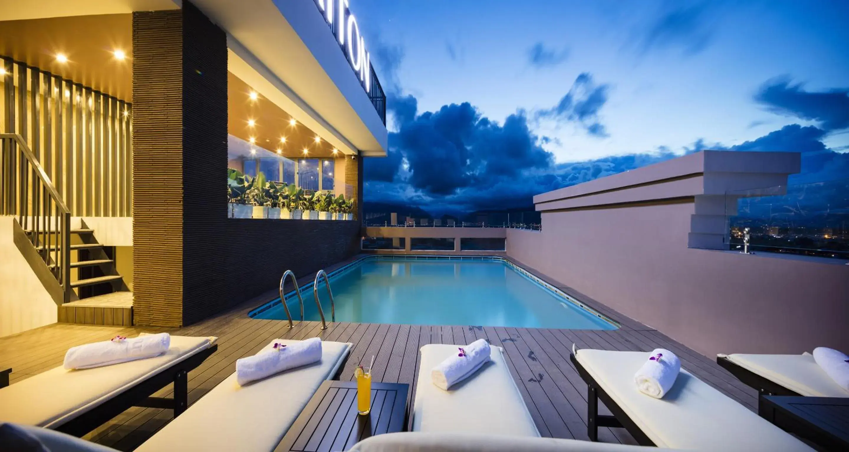 Swimming pool in La Sera Hotel Swimming pool in La Sera Hotel