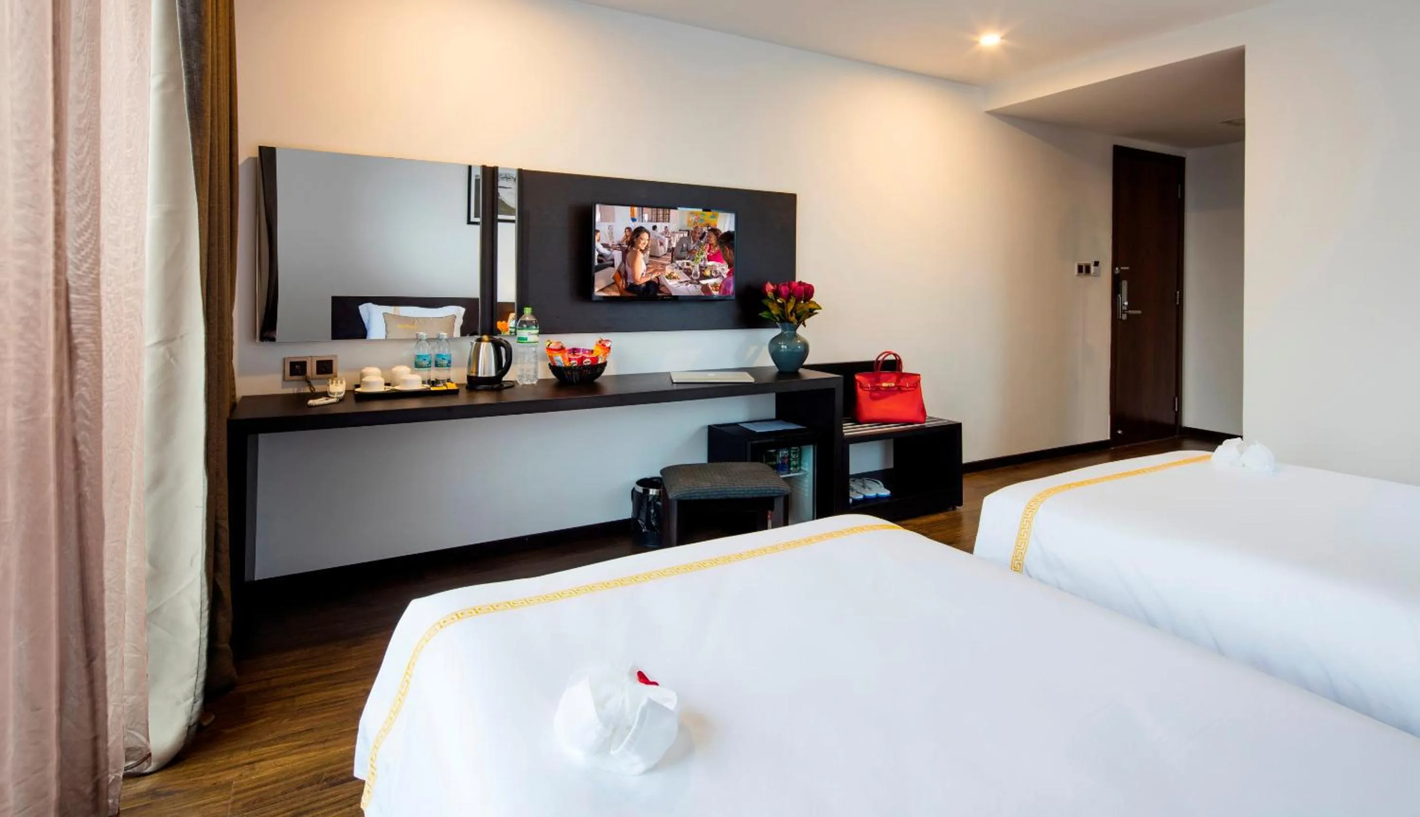 TV and multimedia, Bed in La Sera Hotel