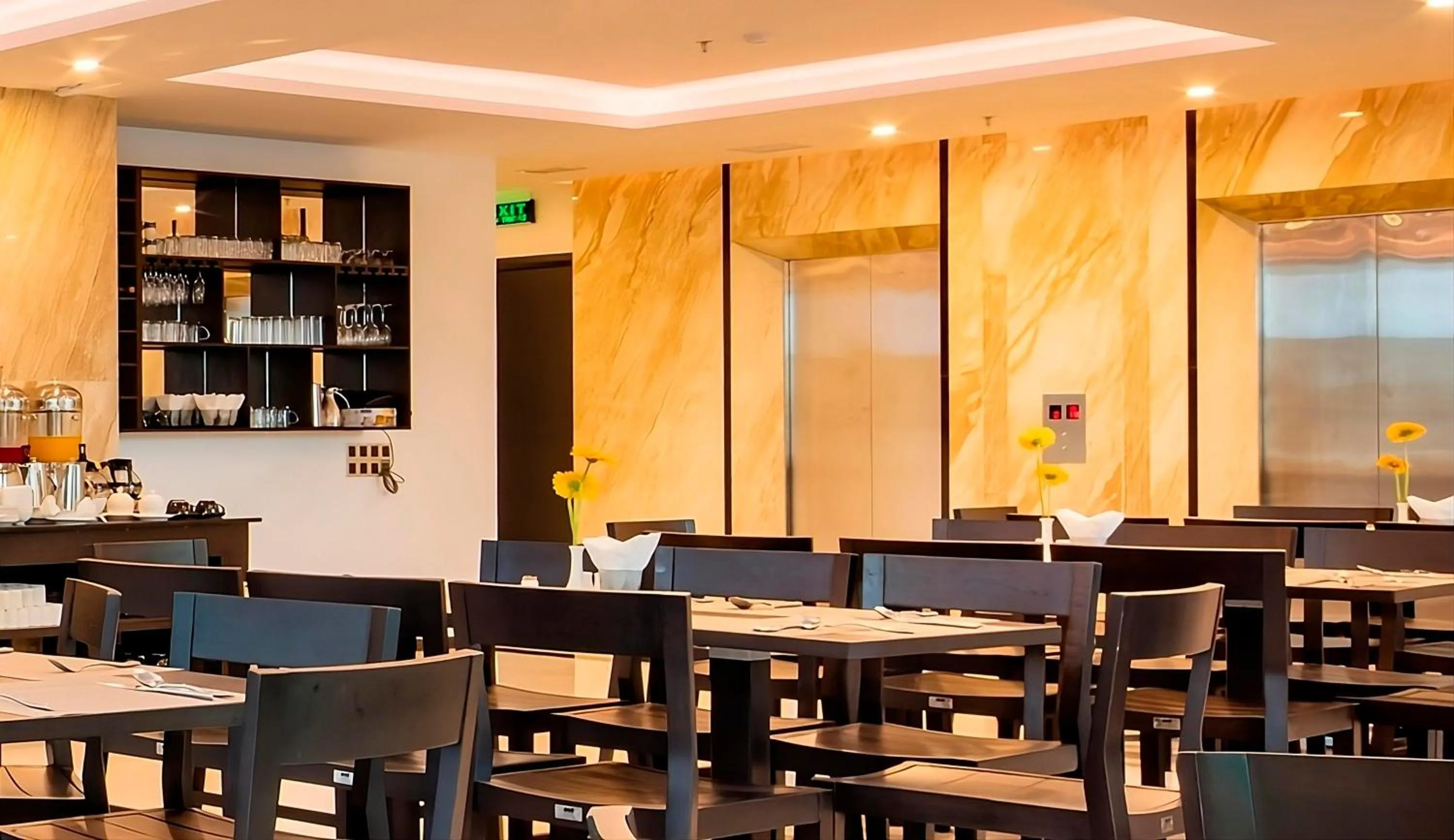 Restaurant/places to eat in La Sera Hotel