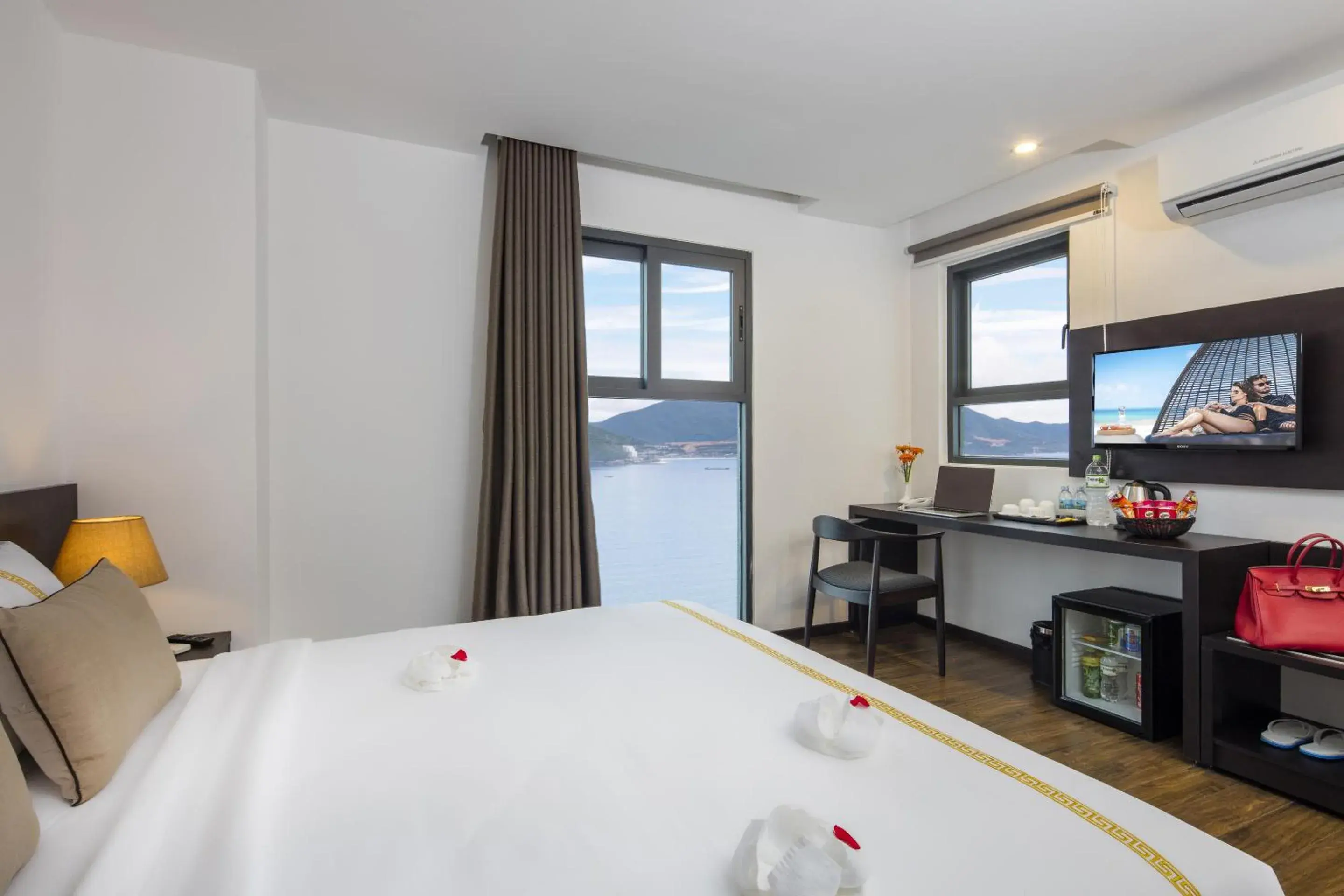 Deluxe King Bed with Sea View - single occupancy in Meriton Hotel Nha Trang Deluxe King Bed with Sea View - single occupancy in Meriton Hotel Nha Trang