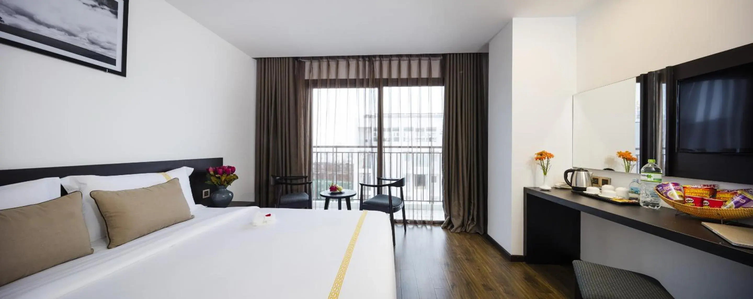 Photo of the whole room, Bed in La Sera Hotel Photo of the whole room, Bed in La Sera Hotel