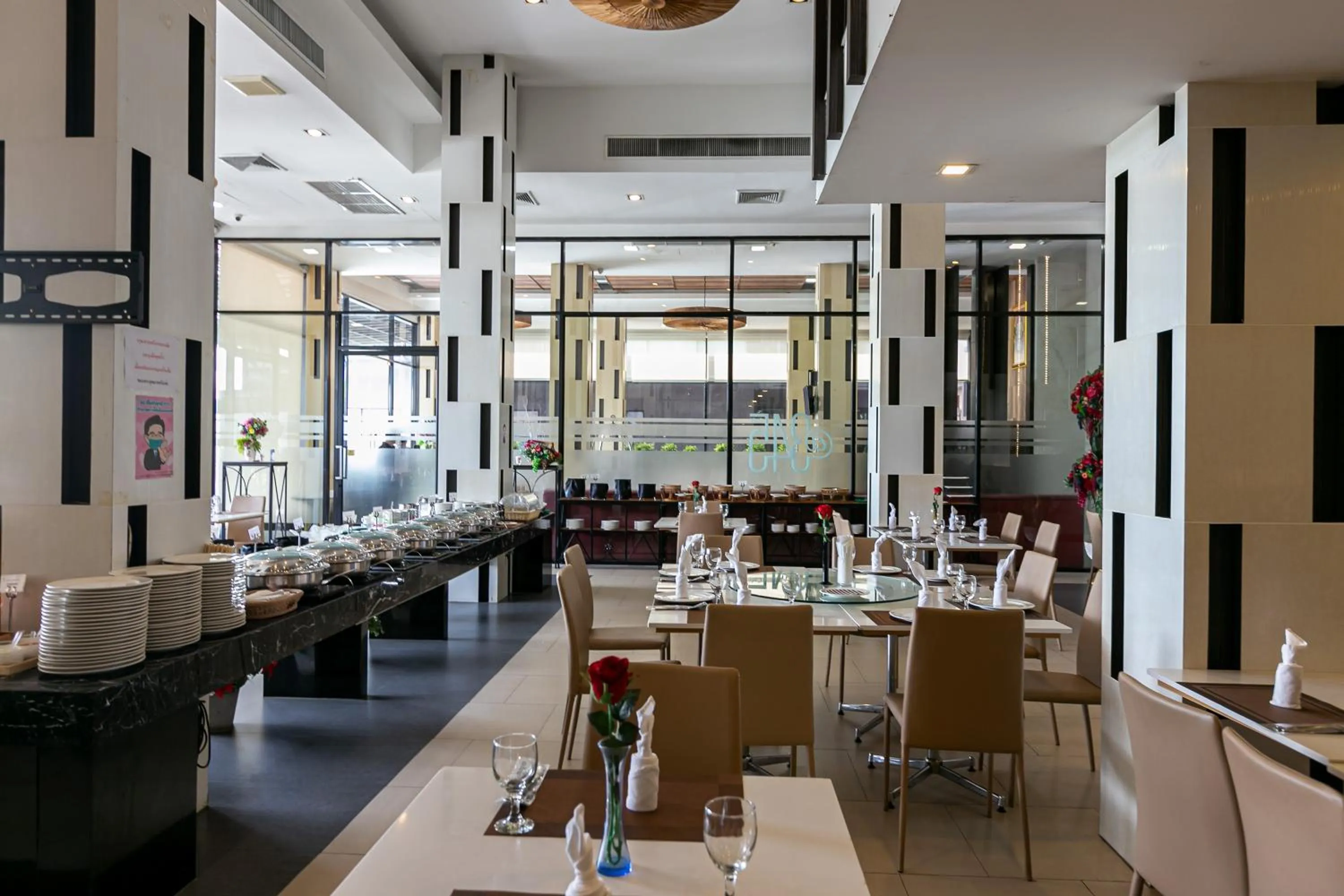 Restaurant/places to eat in Grand Ratchapruek Hotel