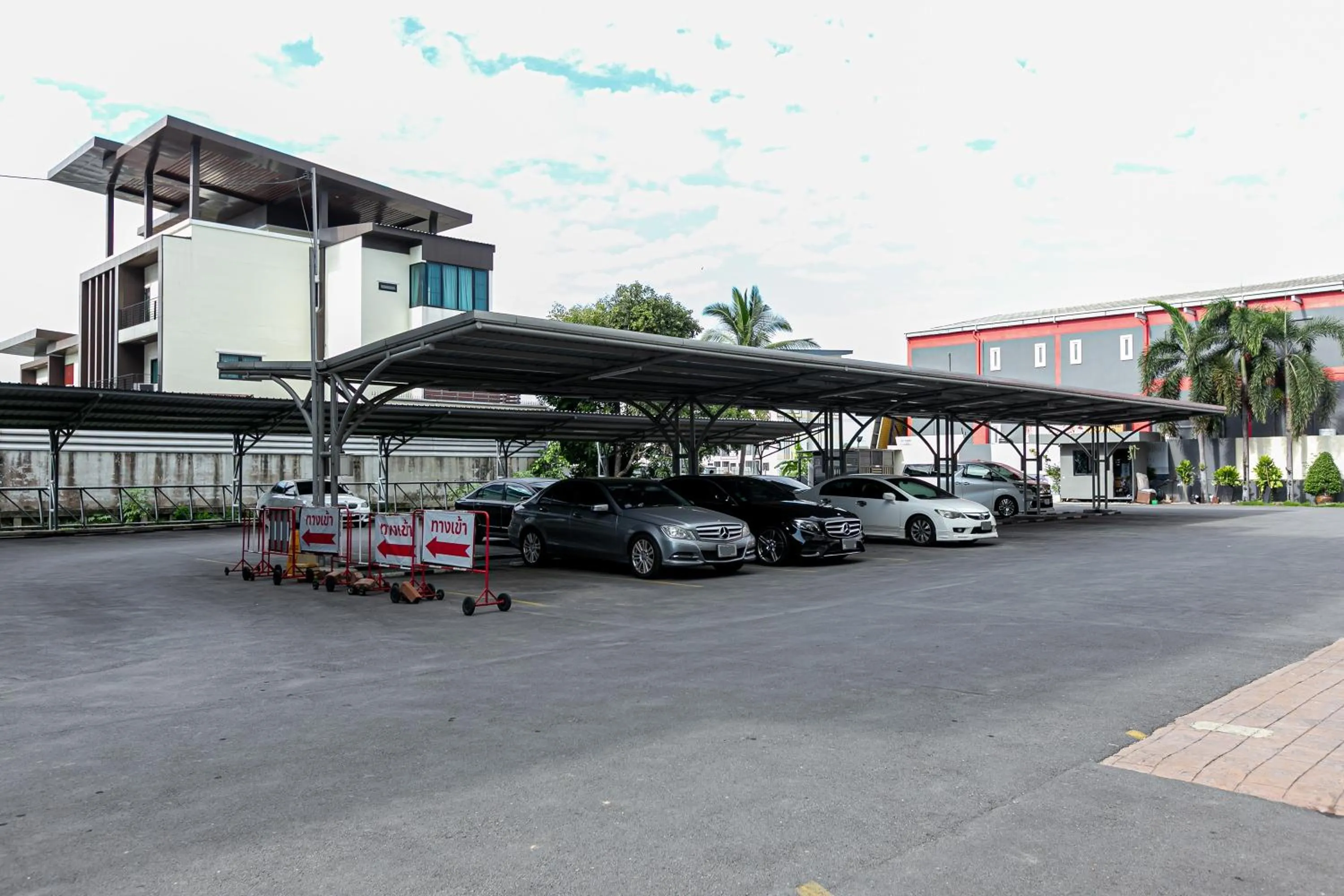 Parking in Grand Ratchapruek Hotel