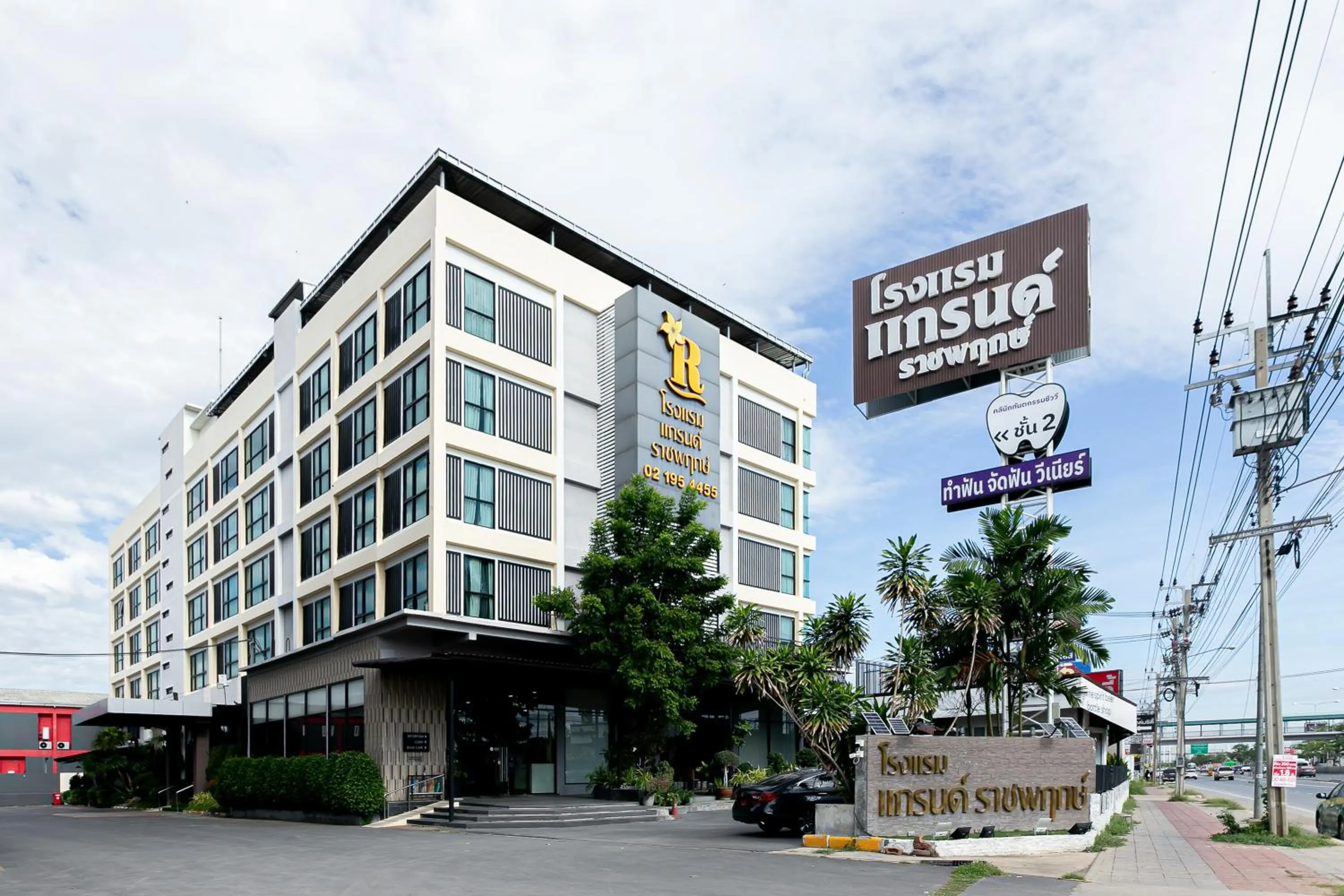 Property building in Grand Ratchapruek Hotel