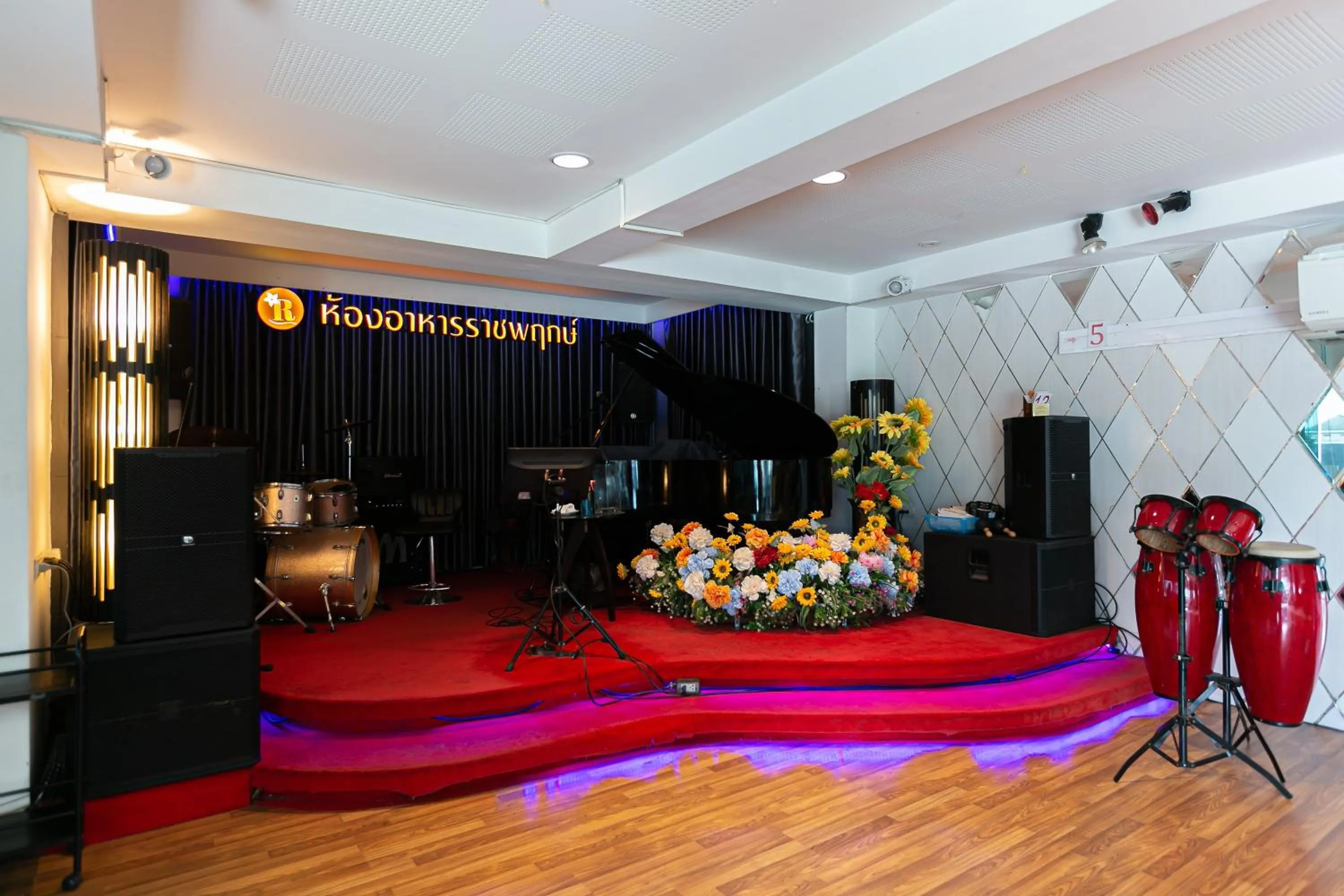 Restaurant/places to eat in Grand Ratchapruek Hotel