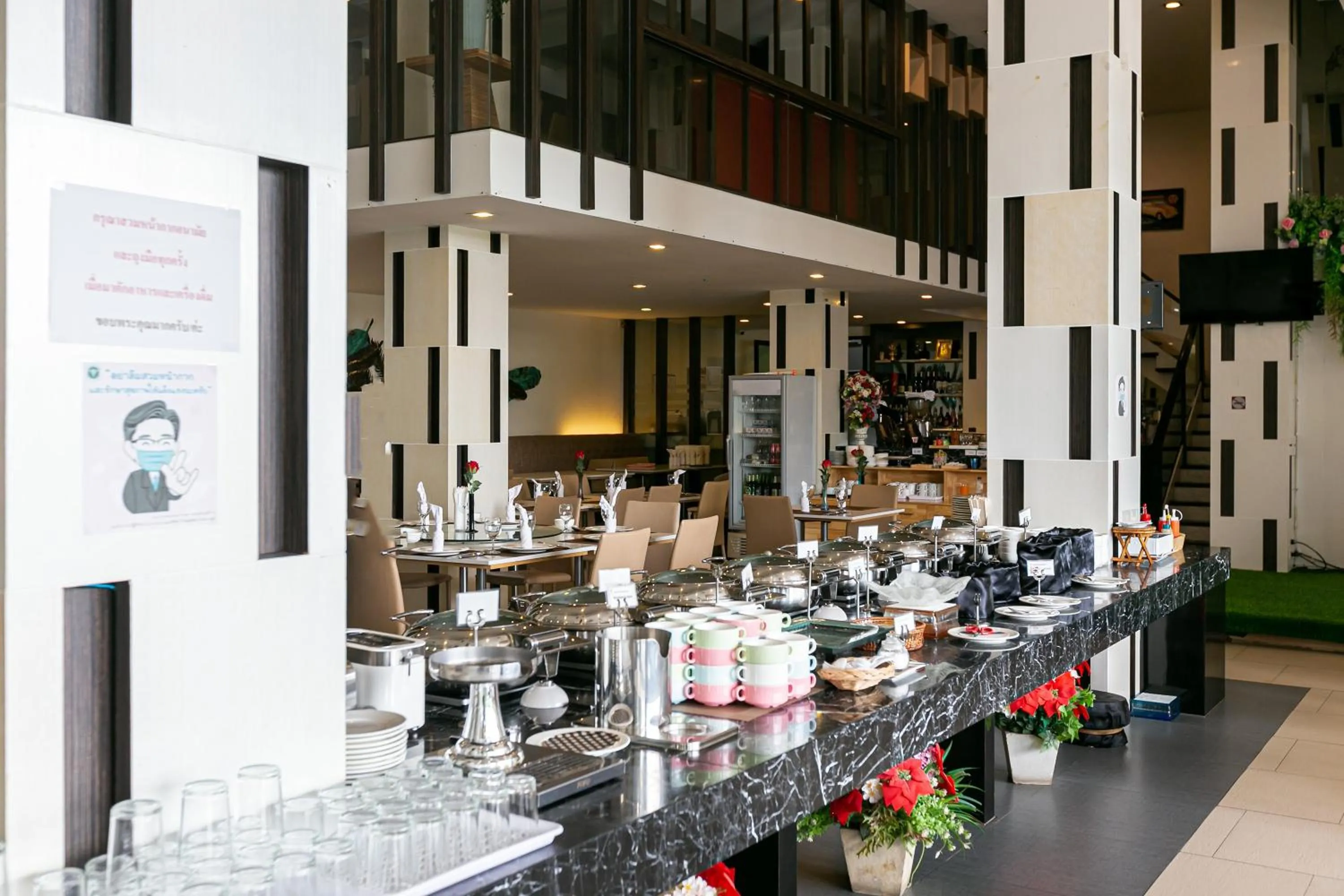 Restaurant/places to eat in Grand Ratchapruek Hotel