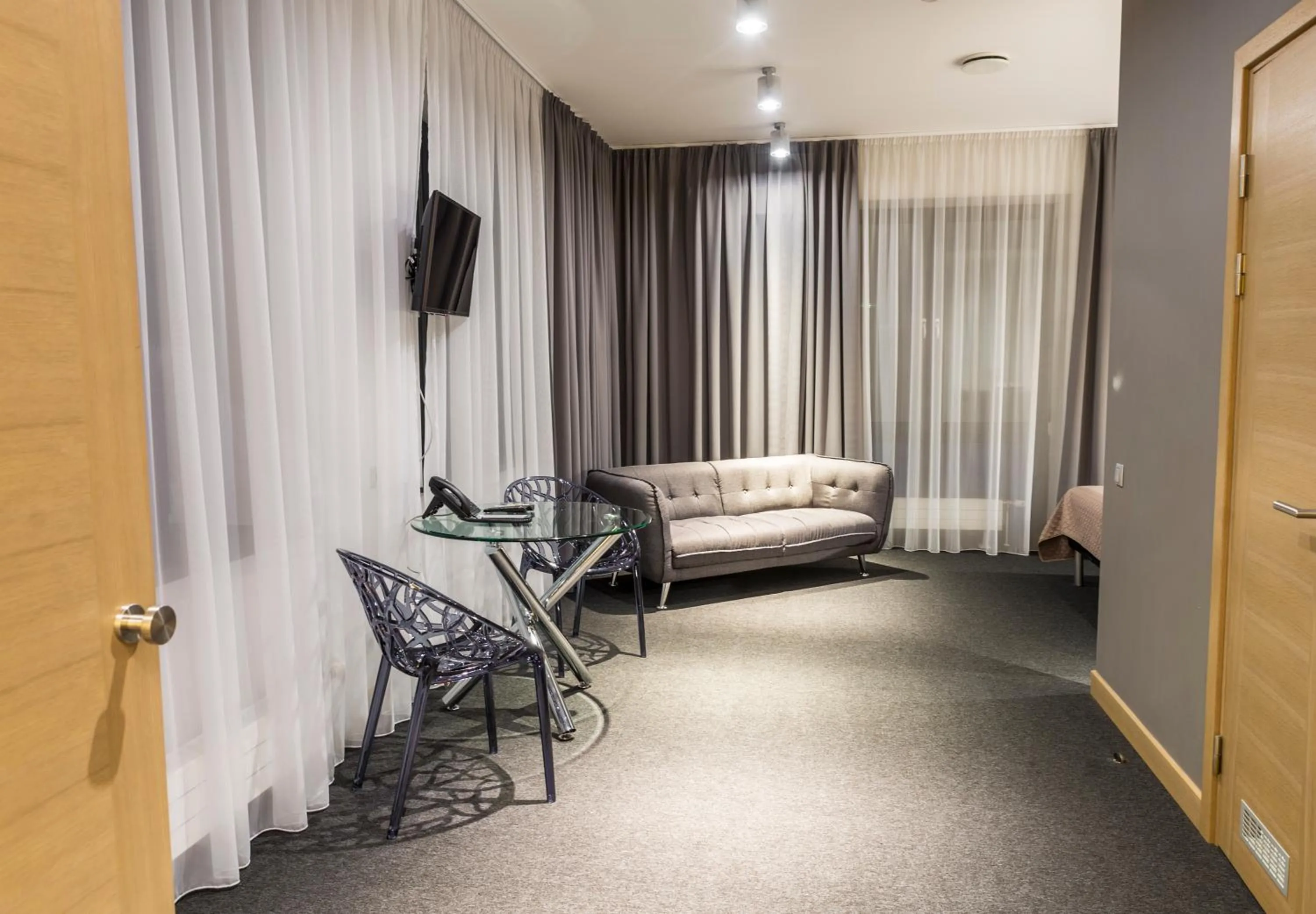 Photo of the whole room in Restart