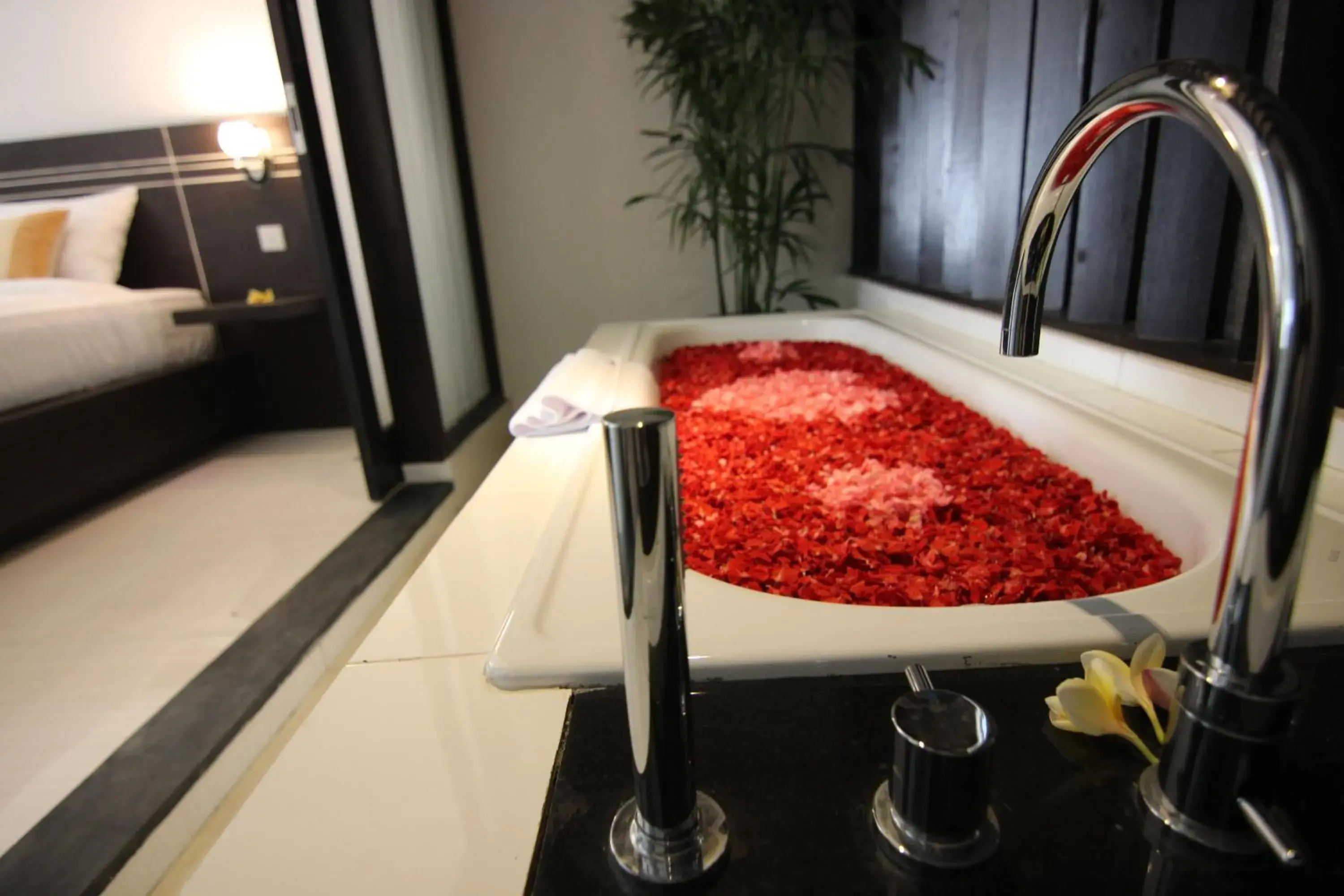 Shower, Bed in The Diana Suite Shower, Bed in The Diana Suite