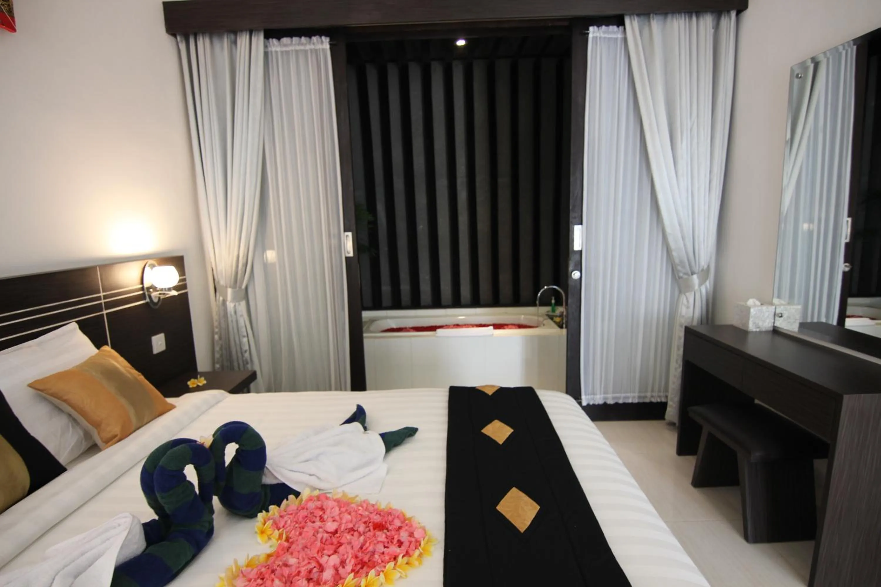 Bathroom, Bed in The Diana Suite