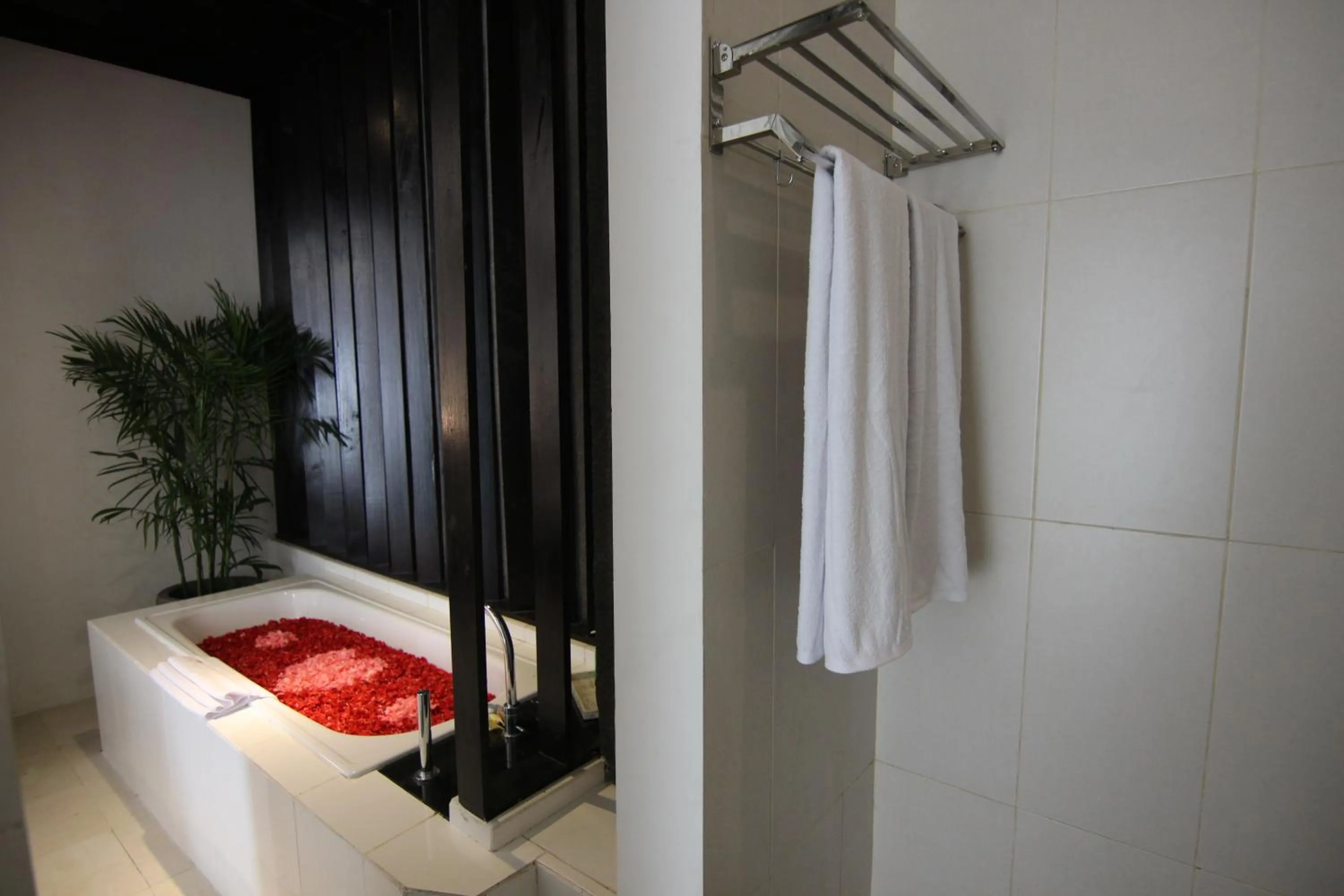 Bathroom, Bed in The Diana Suite