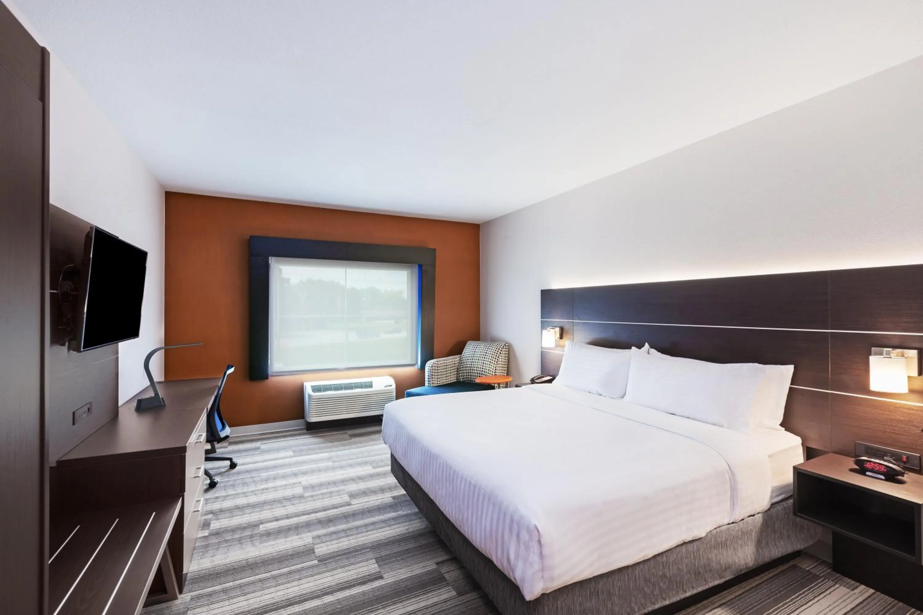 Photo of the whole room, Bed in Holiday Inn Express & Suites - Coffeyville by IHG