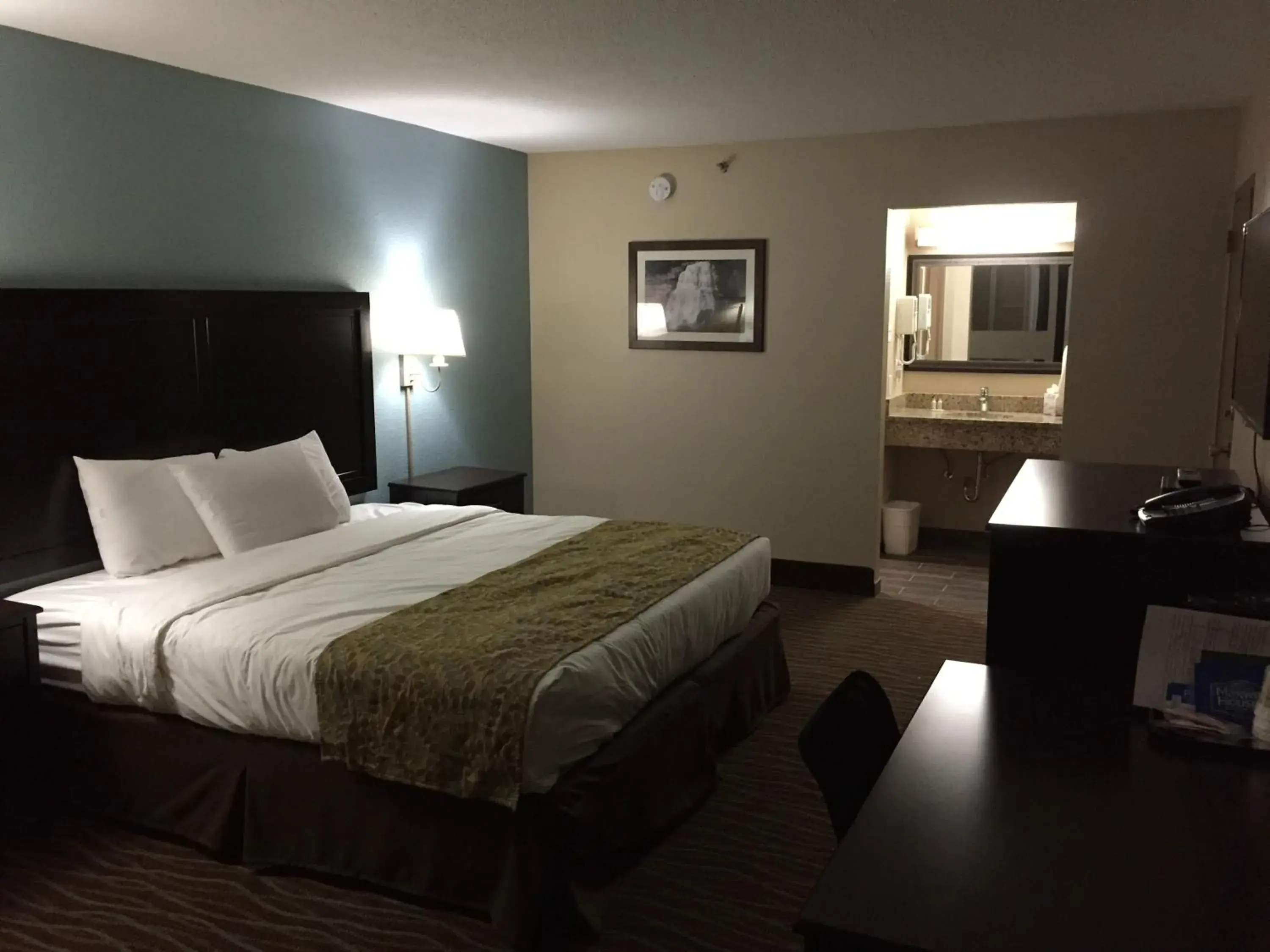 Photo of the whole room, Room Photo in Cascades Mountain Resort, Ascend Hotel Collection