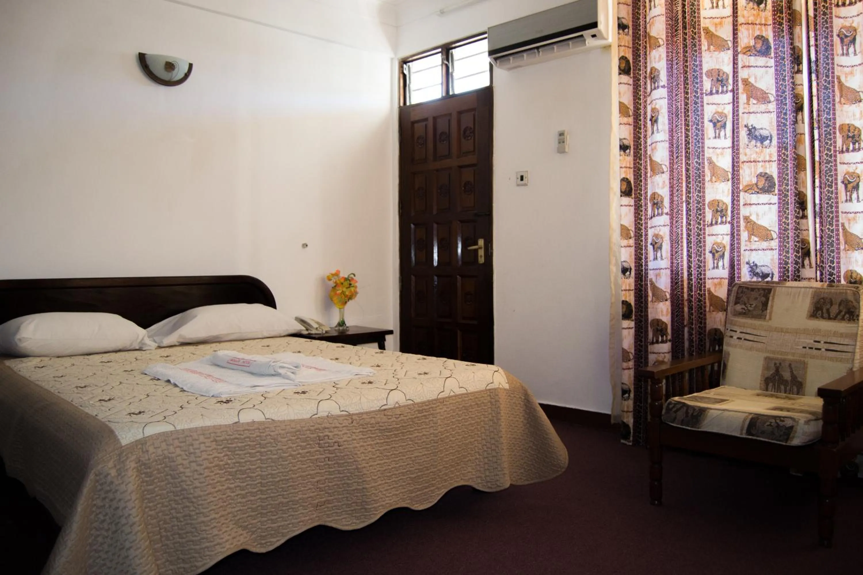 Photo of the whole room, Bed in Manson Hotel