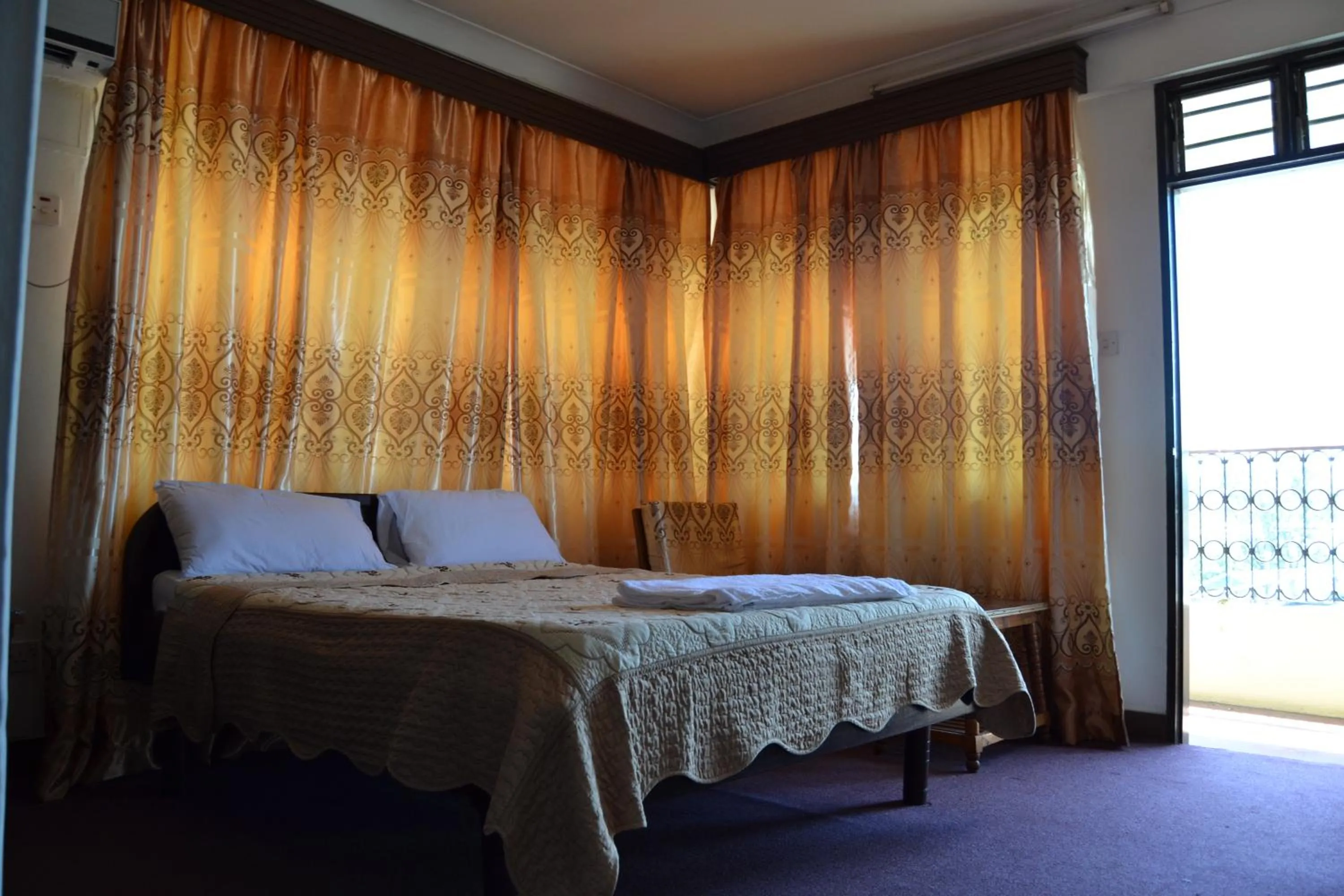 Photo of the whole room, Bed in Manson Hotel